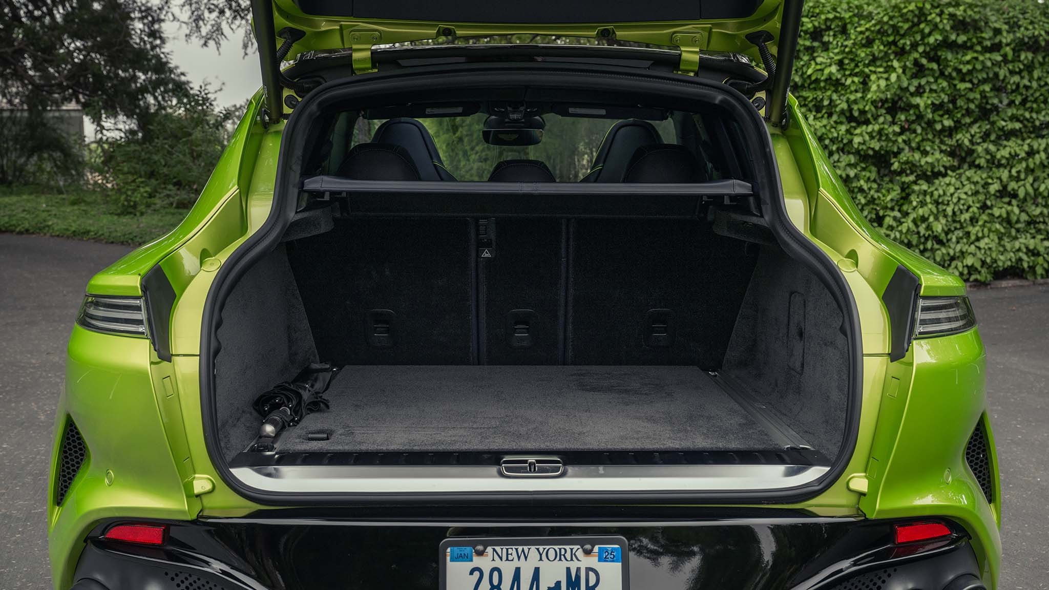031 2025 aston martin dbx707 trunk