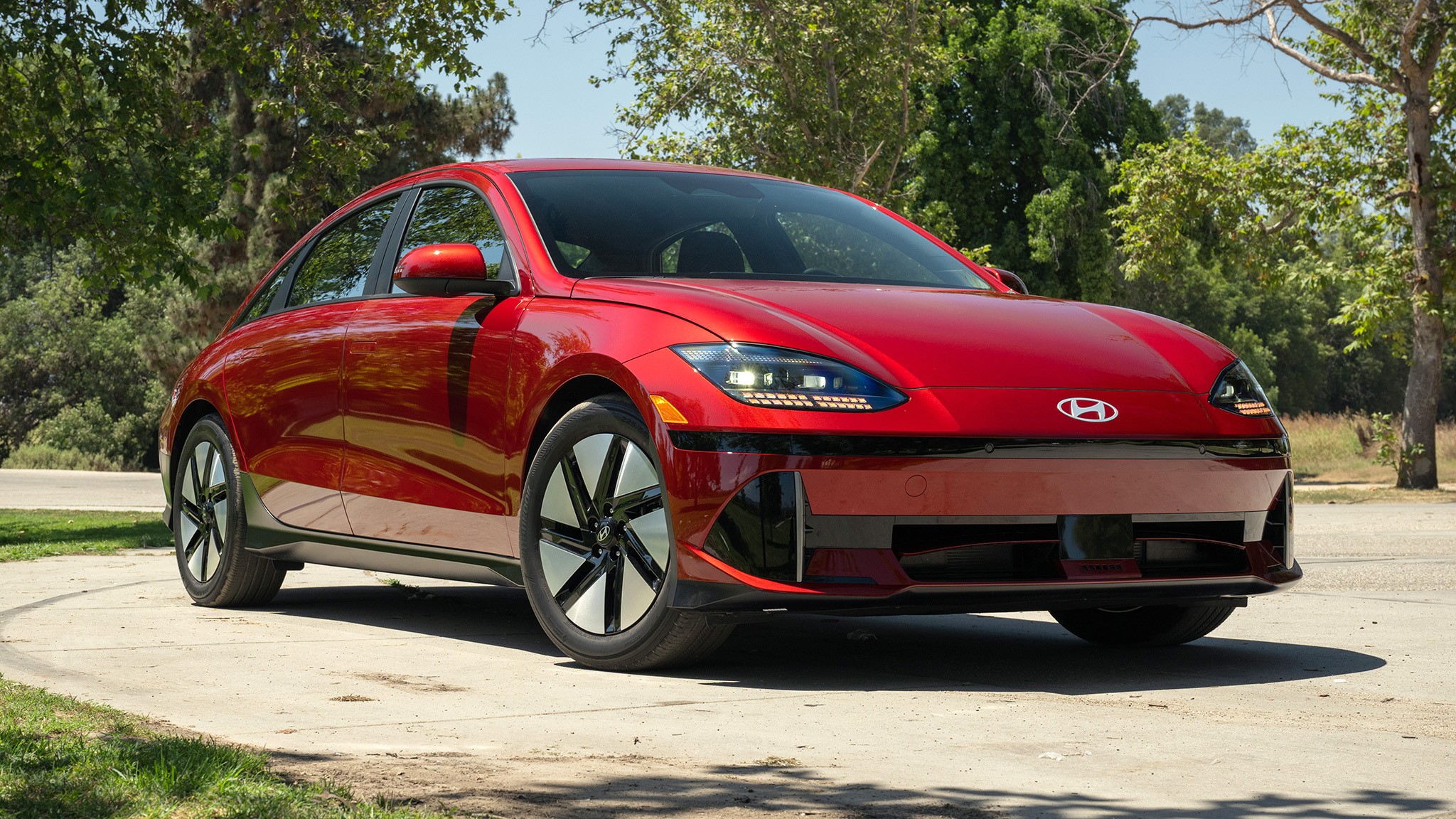 001 2025 Hyundai Ioniq 6 SE front view Front Three Quarter