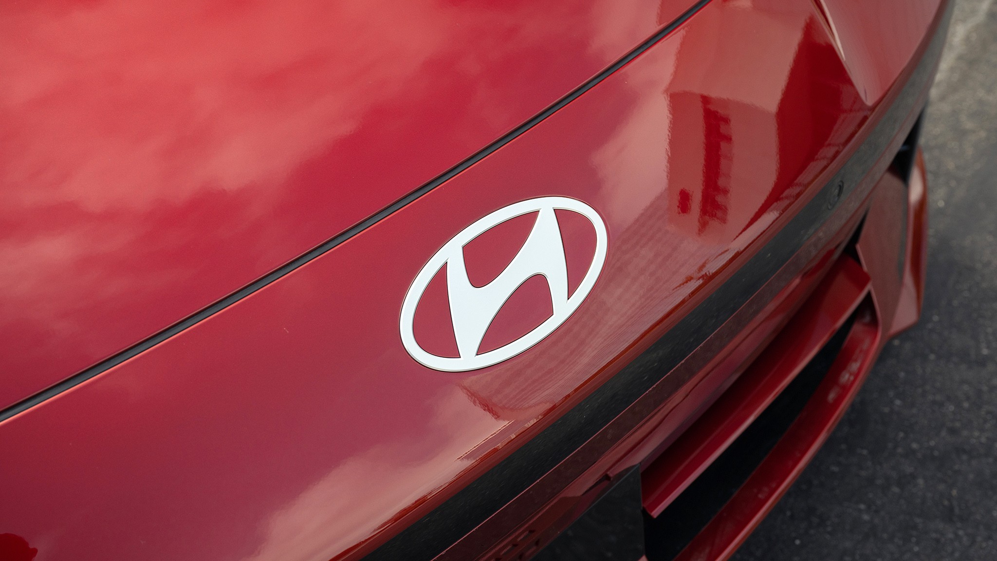 064 2025 Hyundai Ioniq 6 SE front badge