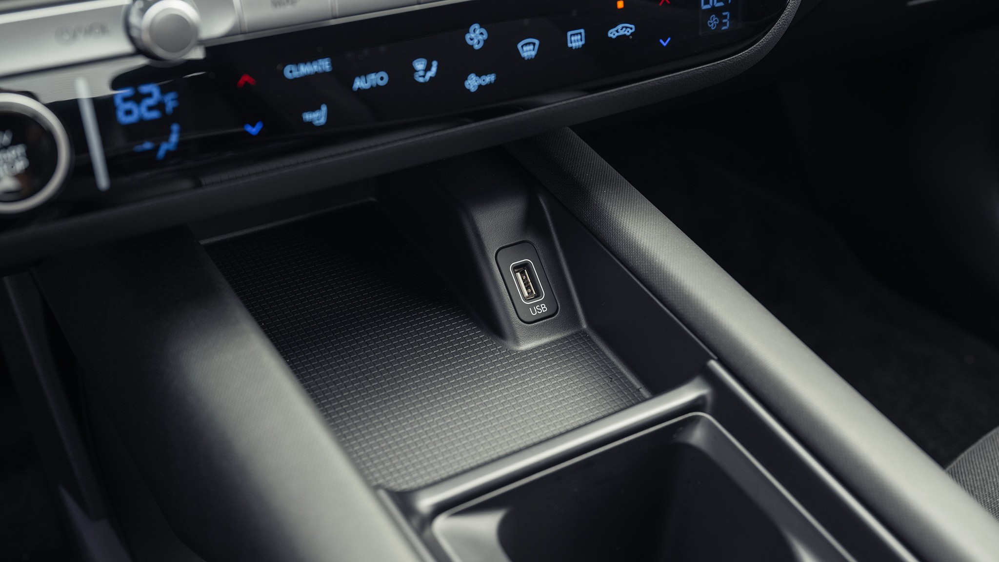 081 2025 Hyundai Ioniq 6 SE interior