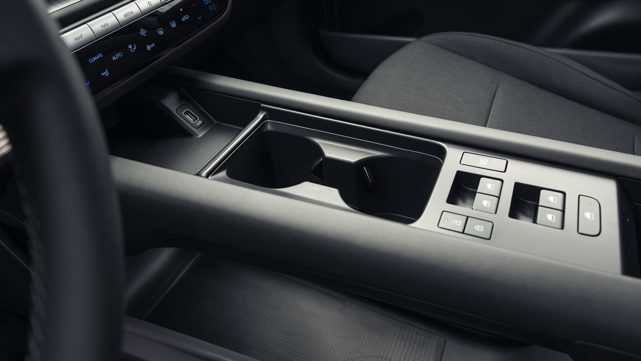 084 2025 Hyundai Ioniq 6 SE interior