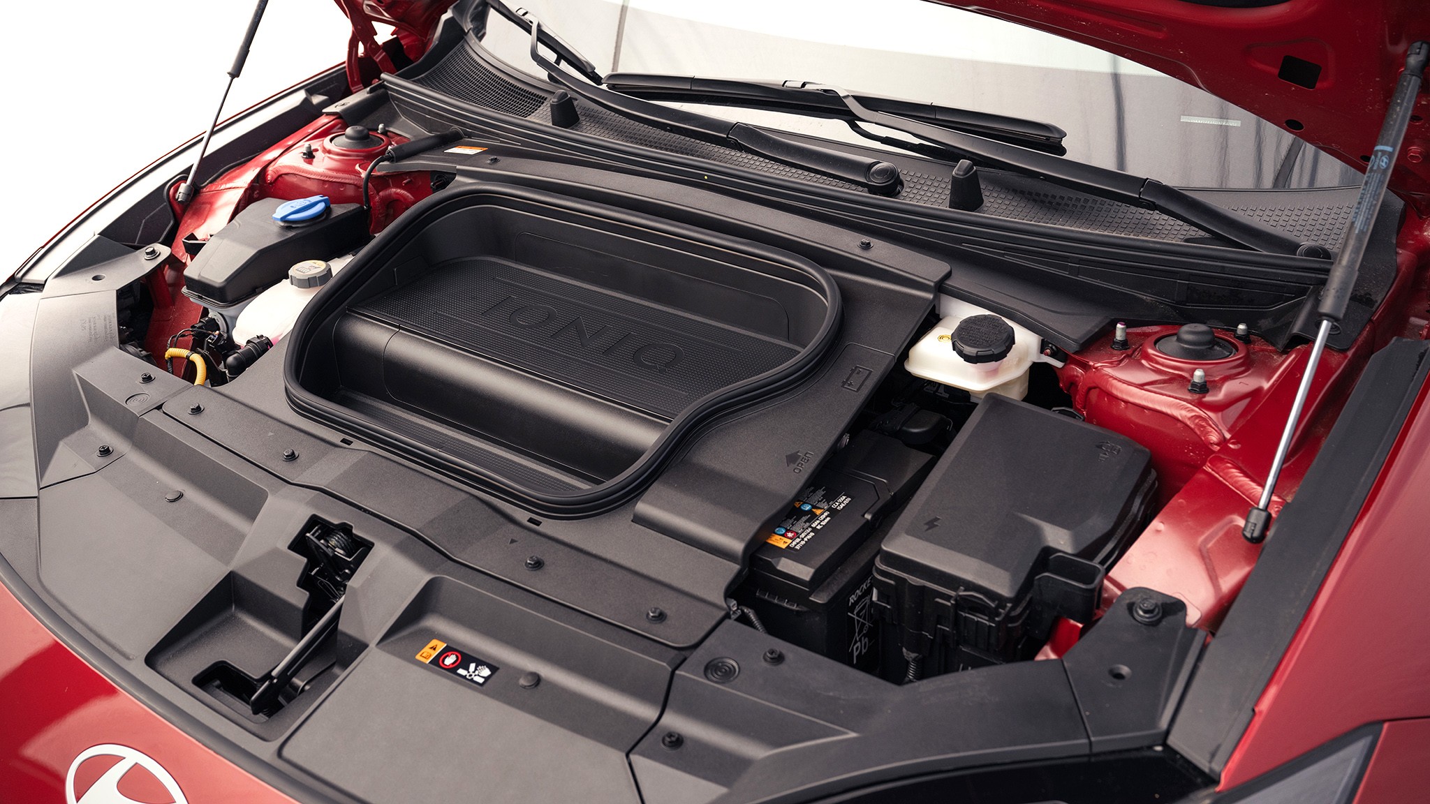 093 2025 Hyundai Ioniq 6 SE frunk