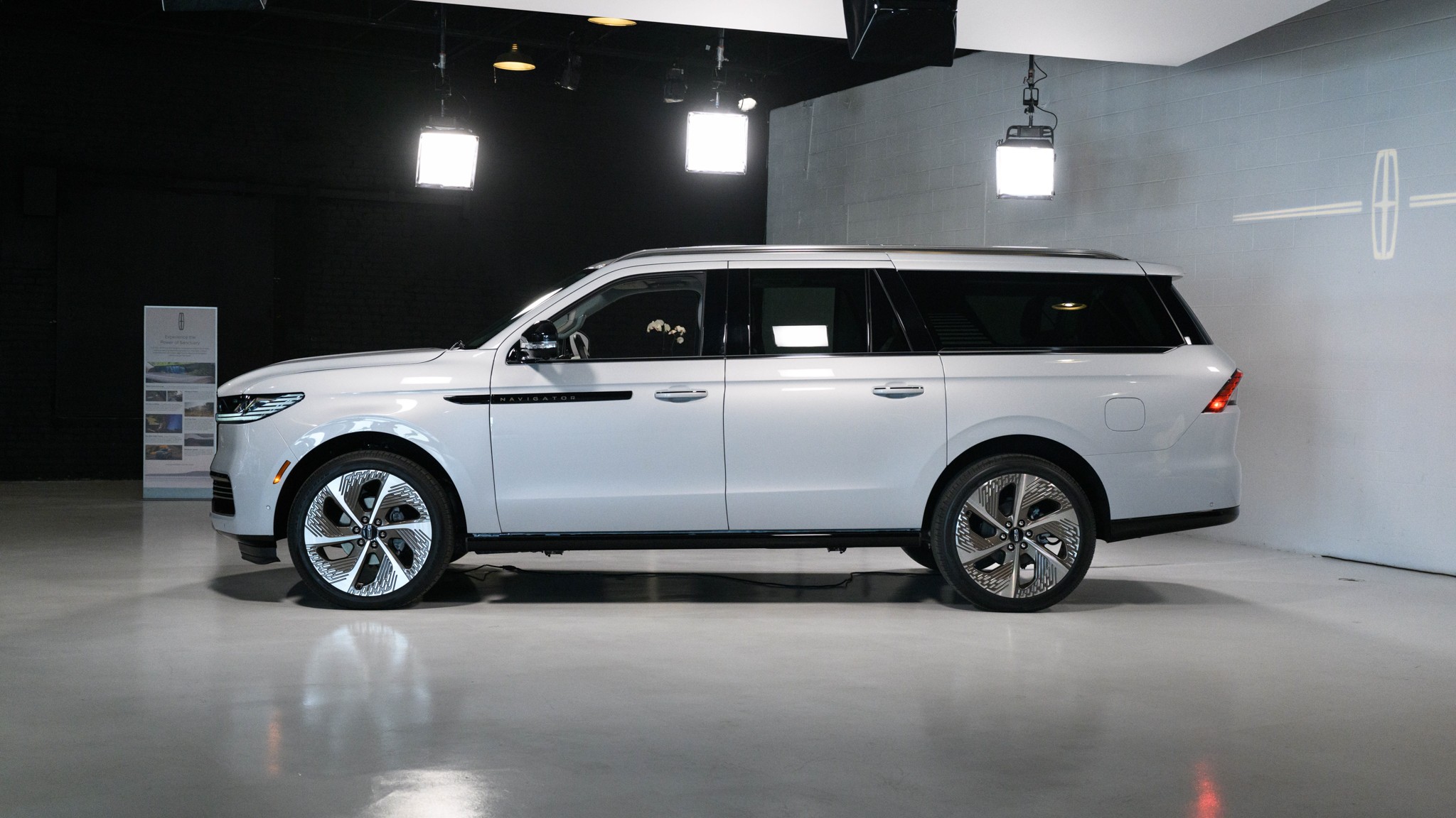 004 2025 Lincoln Navigator side profile