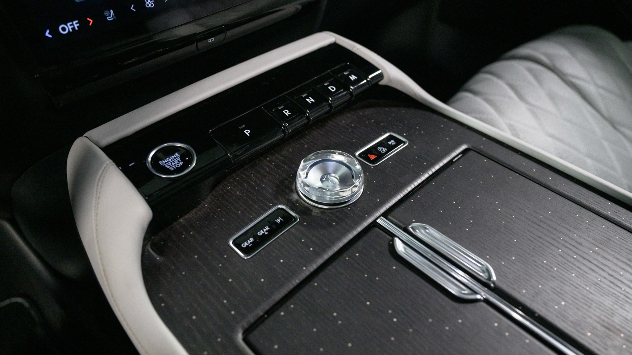 016 2025 Lincoln Navigator center console