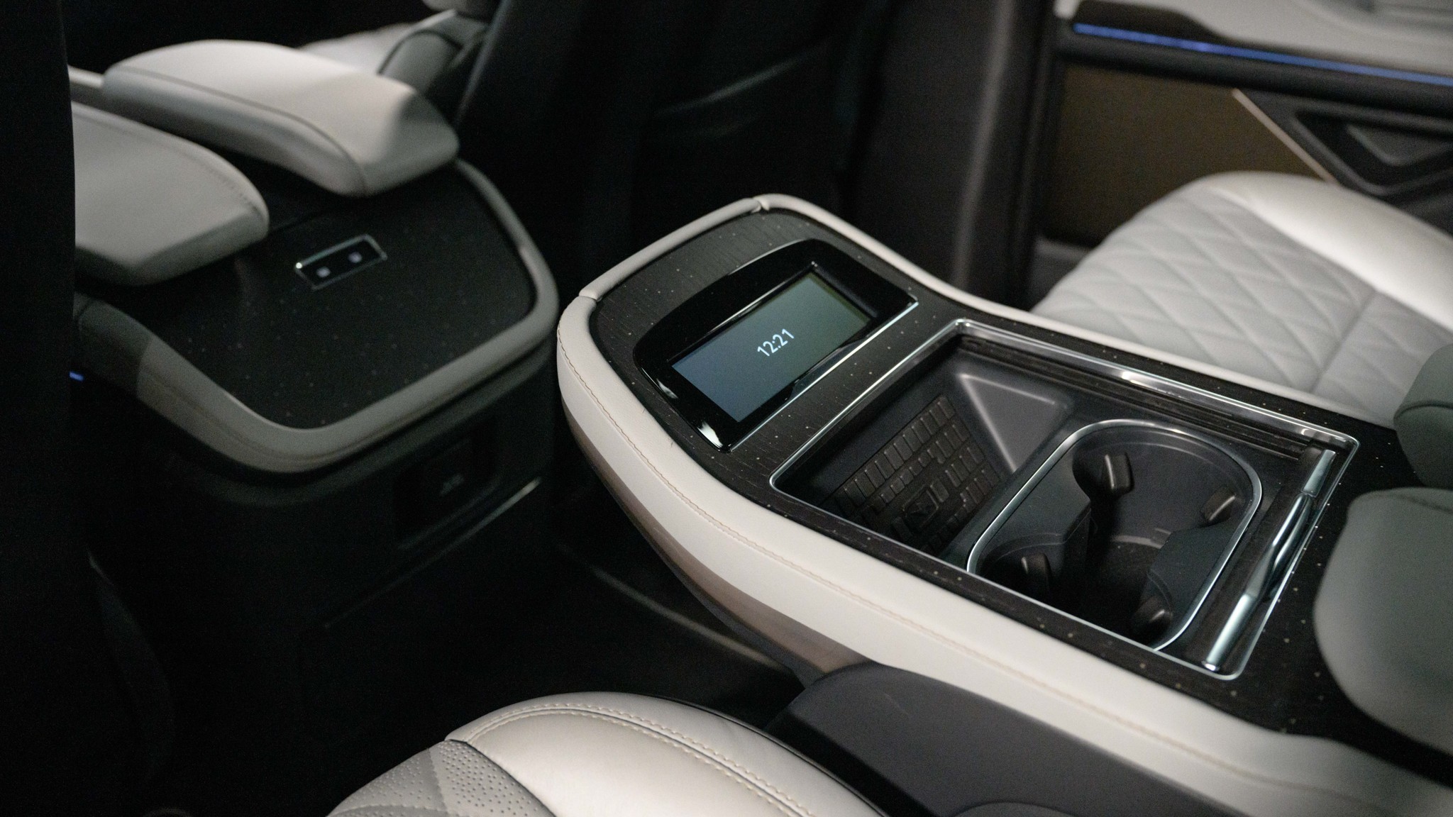 027 2025 Lincoln Navigator