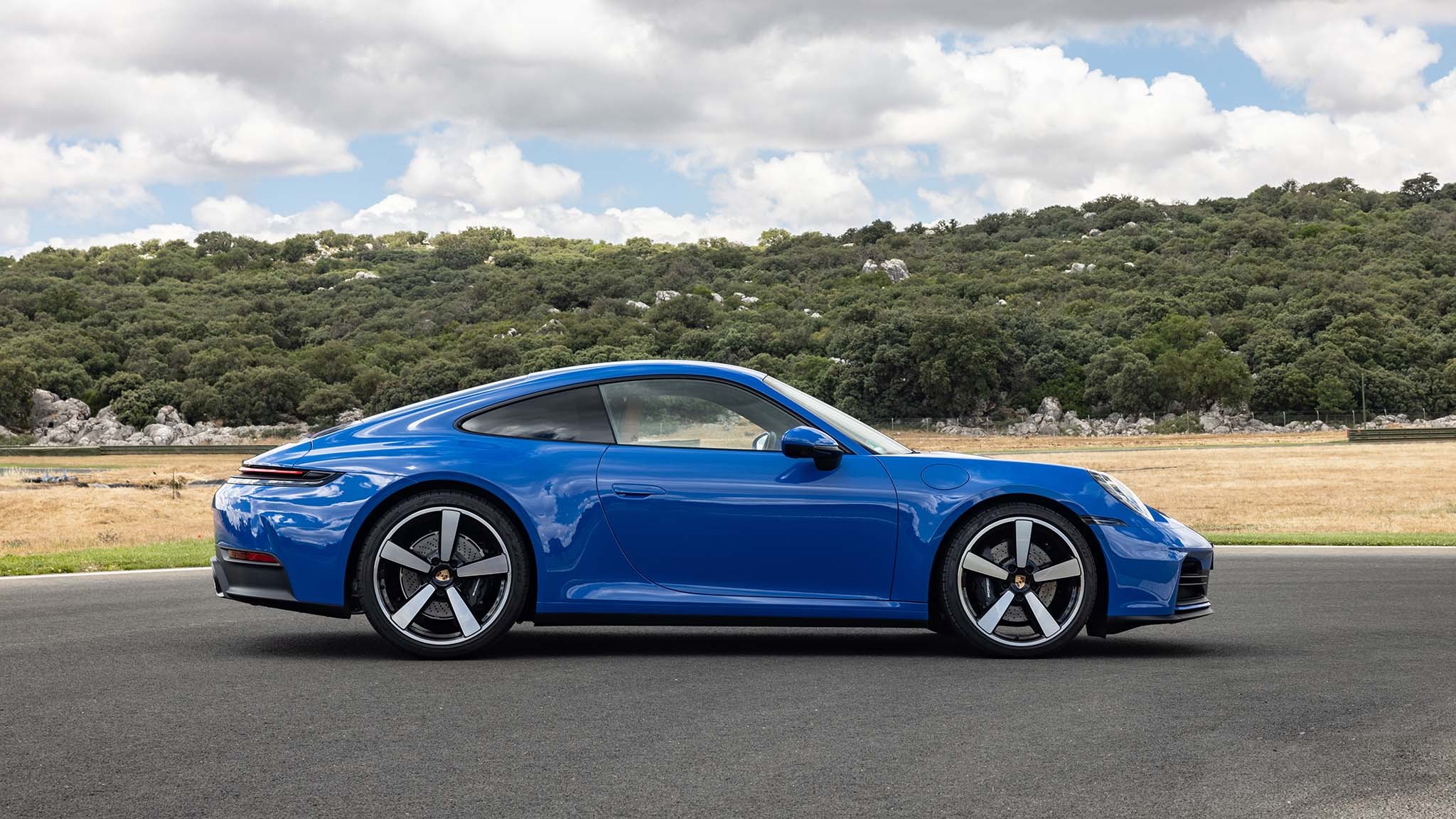 009 2025 porsche 911 carrera gts hybrid