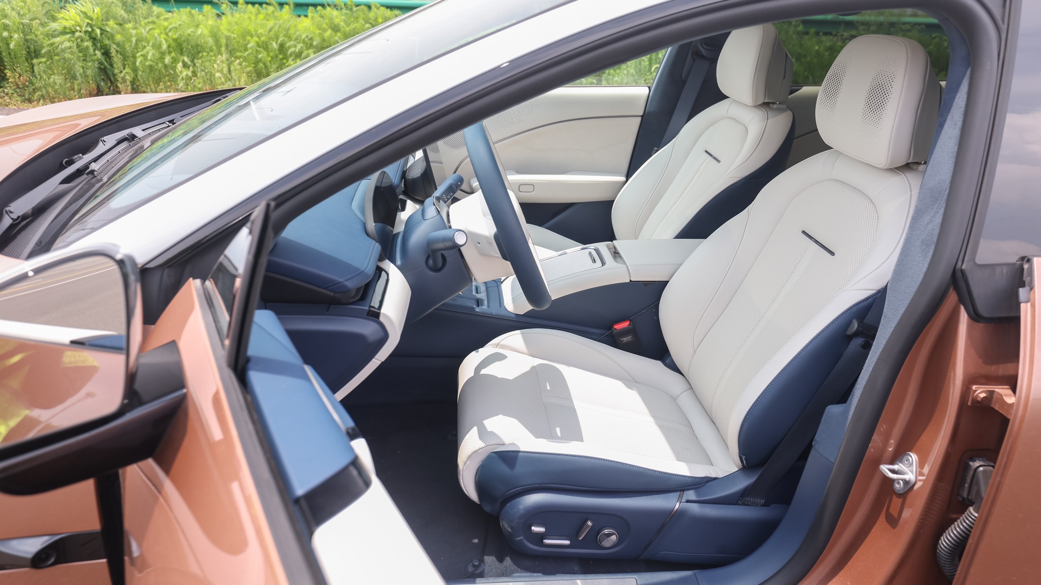 3 2024 Zeekr 007 seats