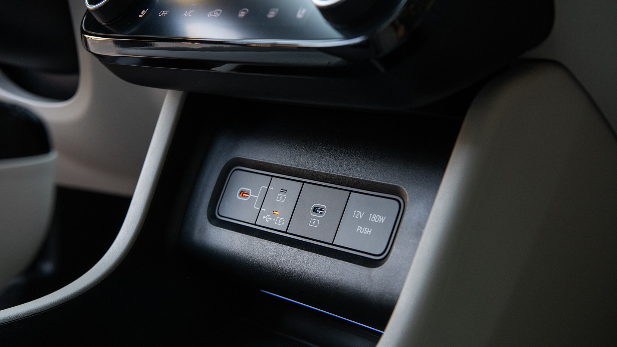 2025 hyundai tucson hybrid front usb 007