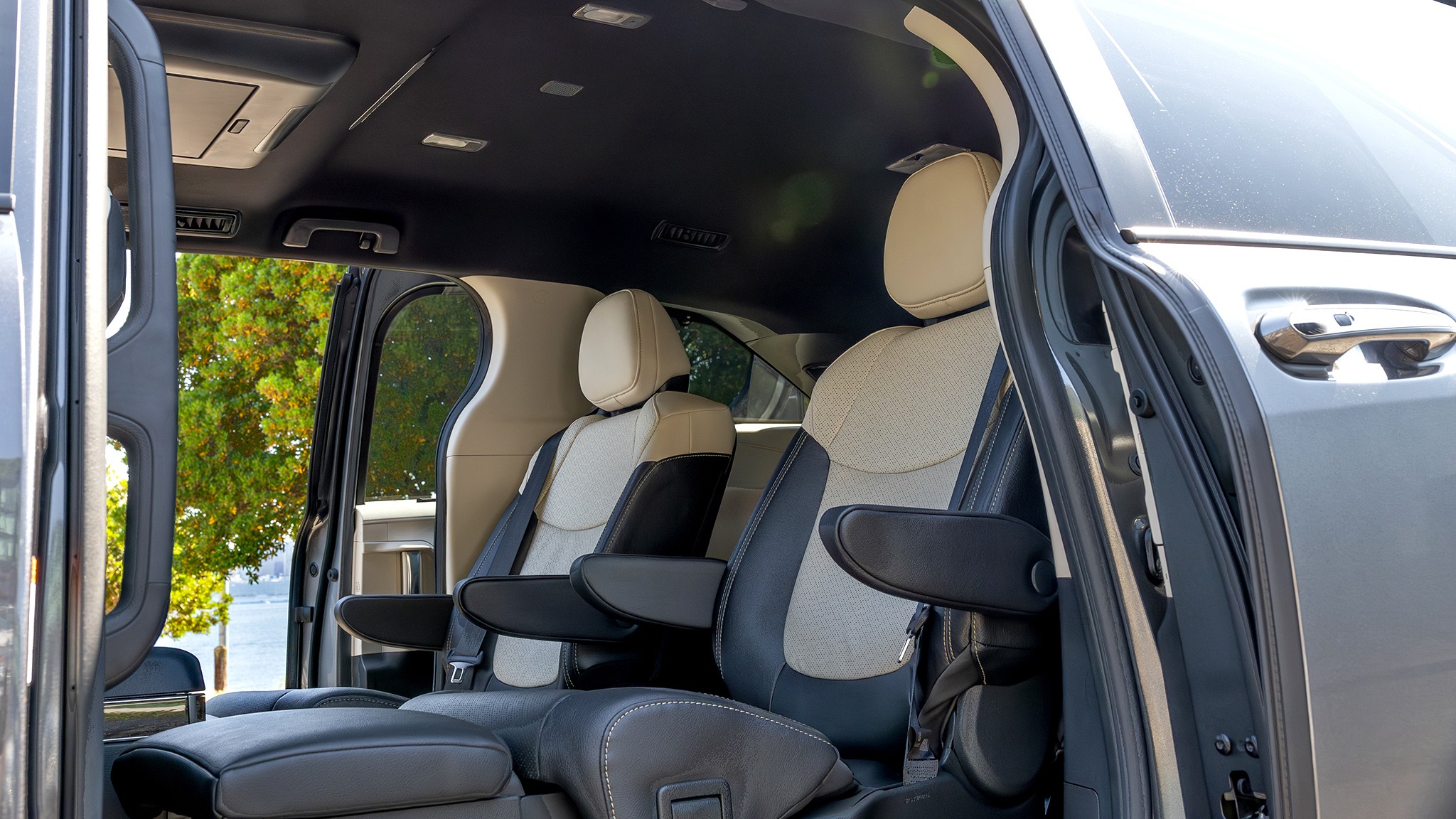 5 2025 Toyota Sienna Platinum interior