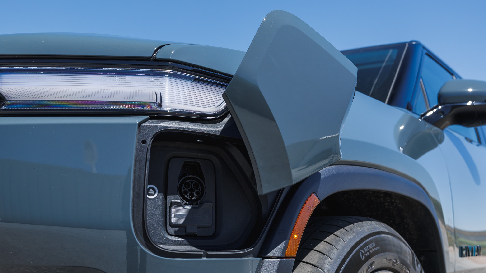 014 2025 Rivian R1S Quad Max