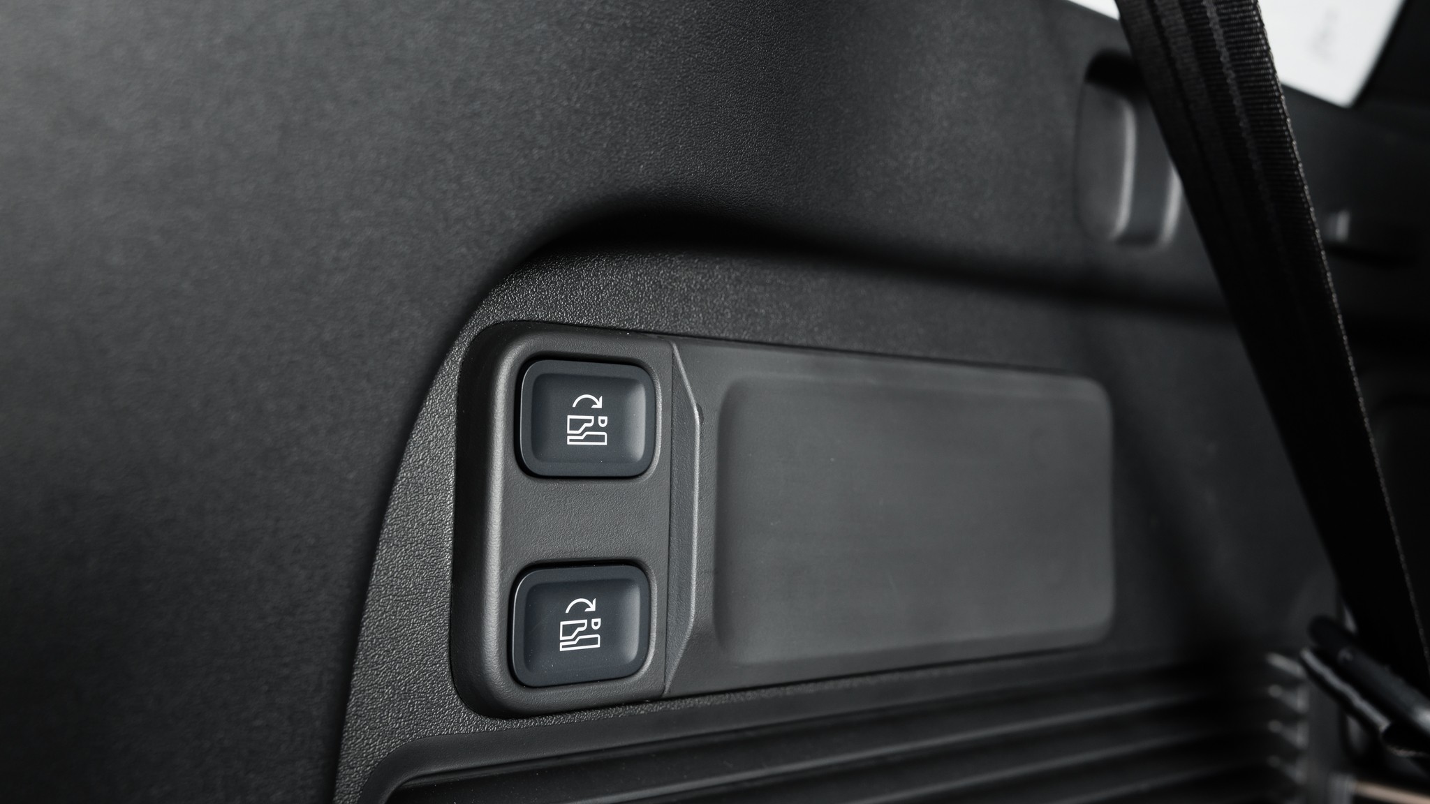 010 2025 Rivian R1S Tri Max