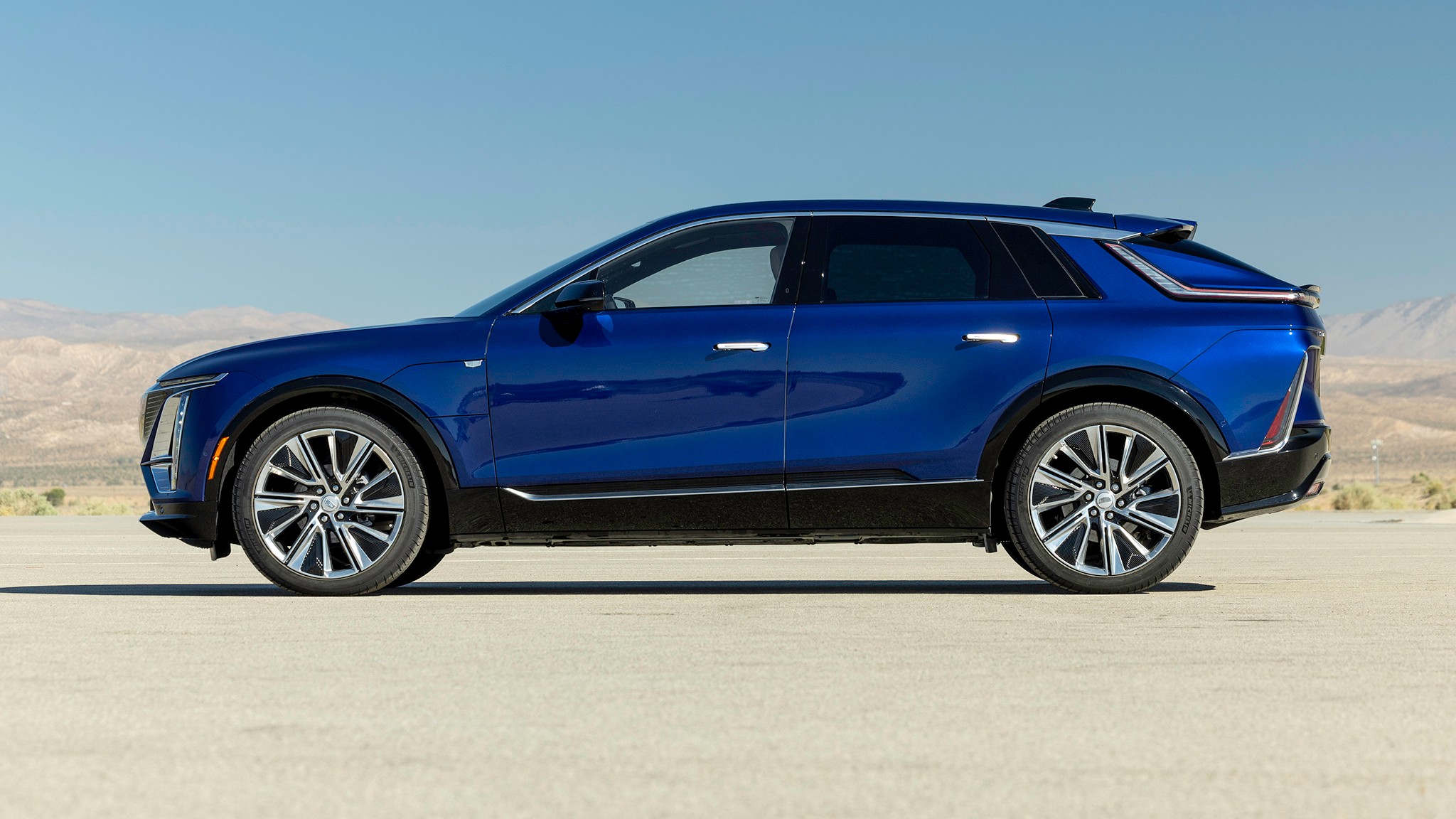 011 2025 Cadillac Lyriq AWD side view