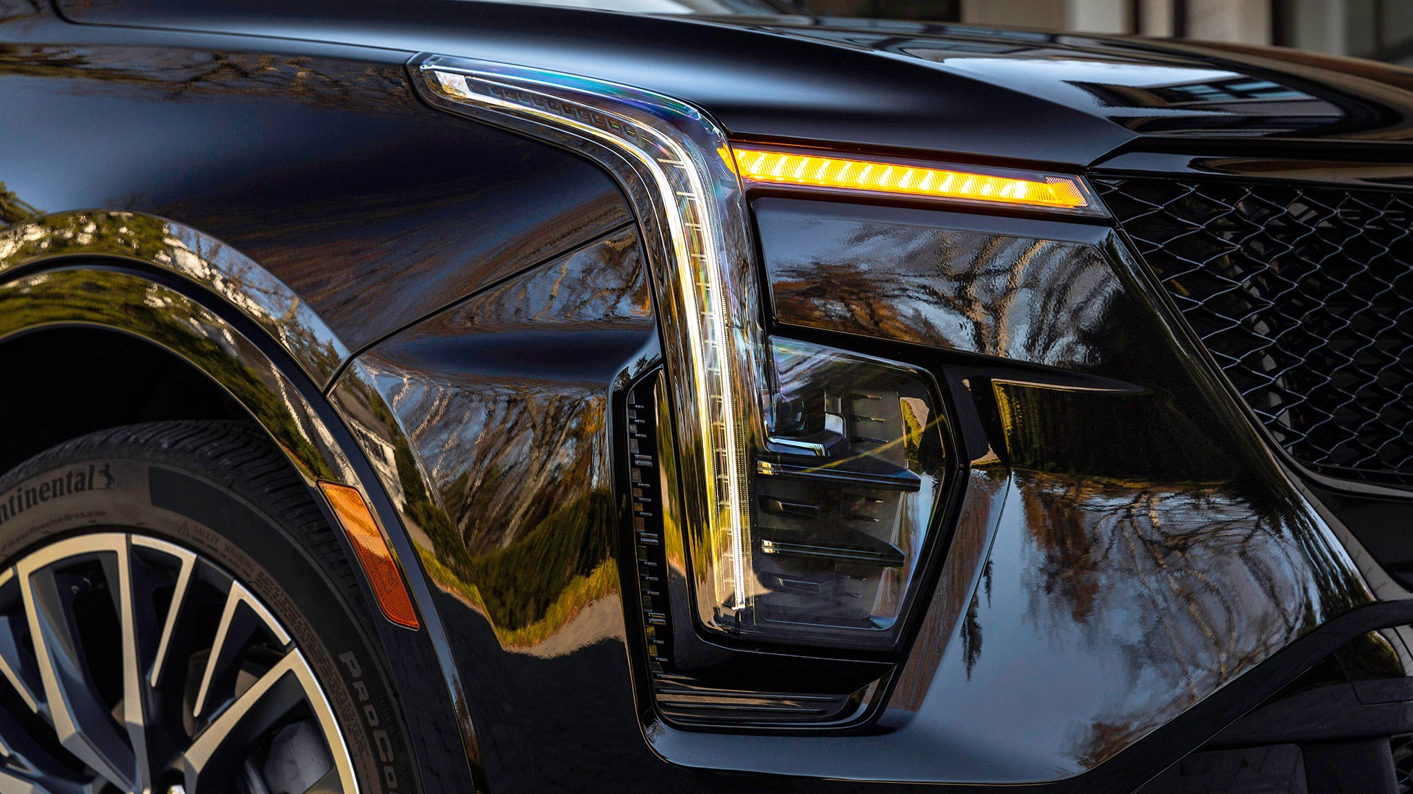 019 2025 Cadillac XT4 Sport AWD headlight