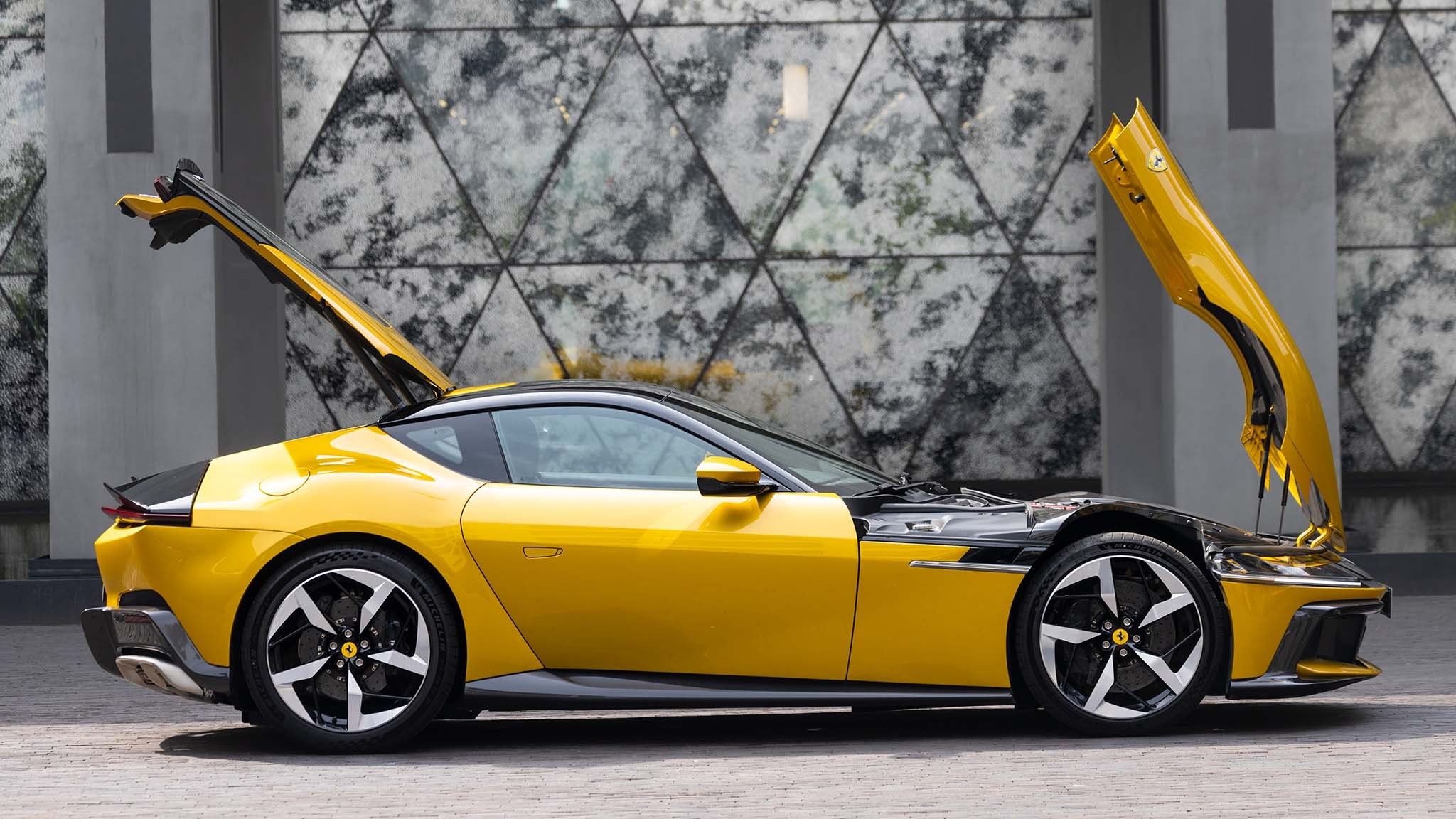 030 2025 ferrari 12 cilindri