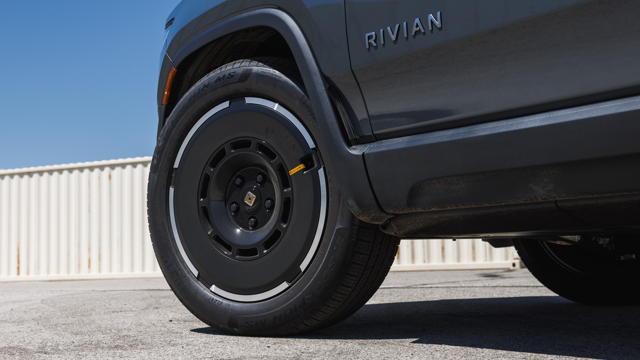 005 2025 Rivian R1S Dual Max Wheel