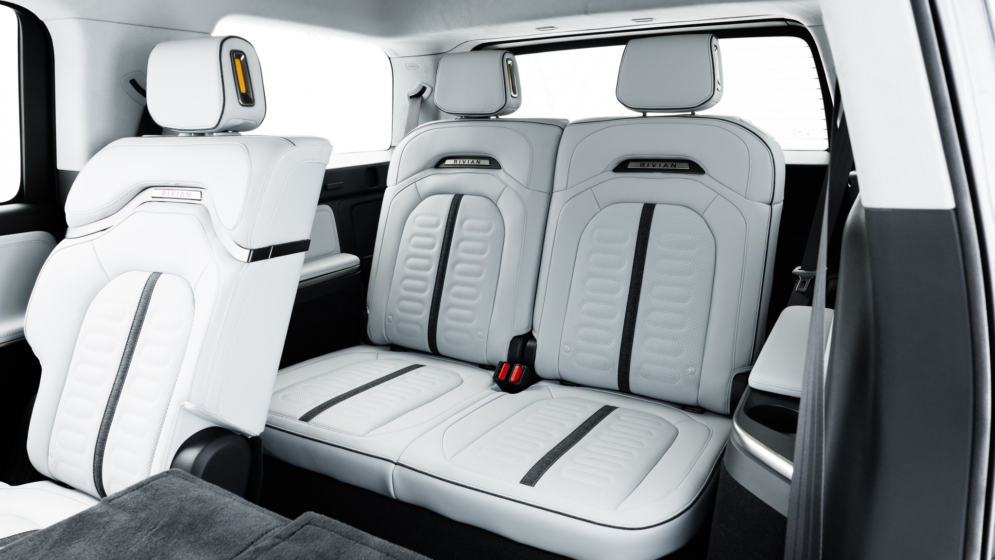 007 2025 Rivian R1S Dual Max third row