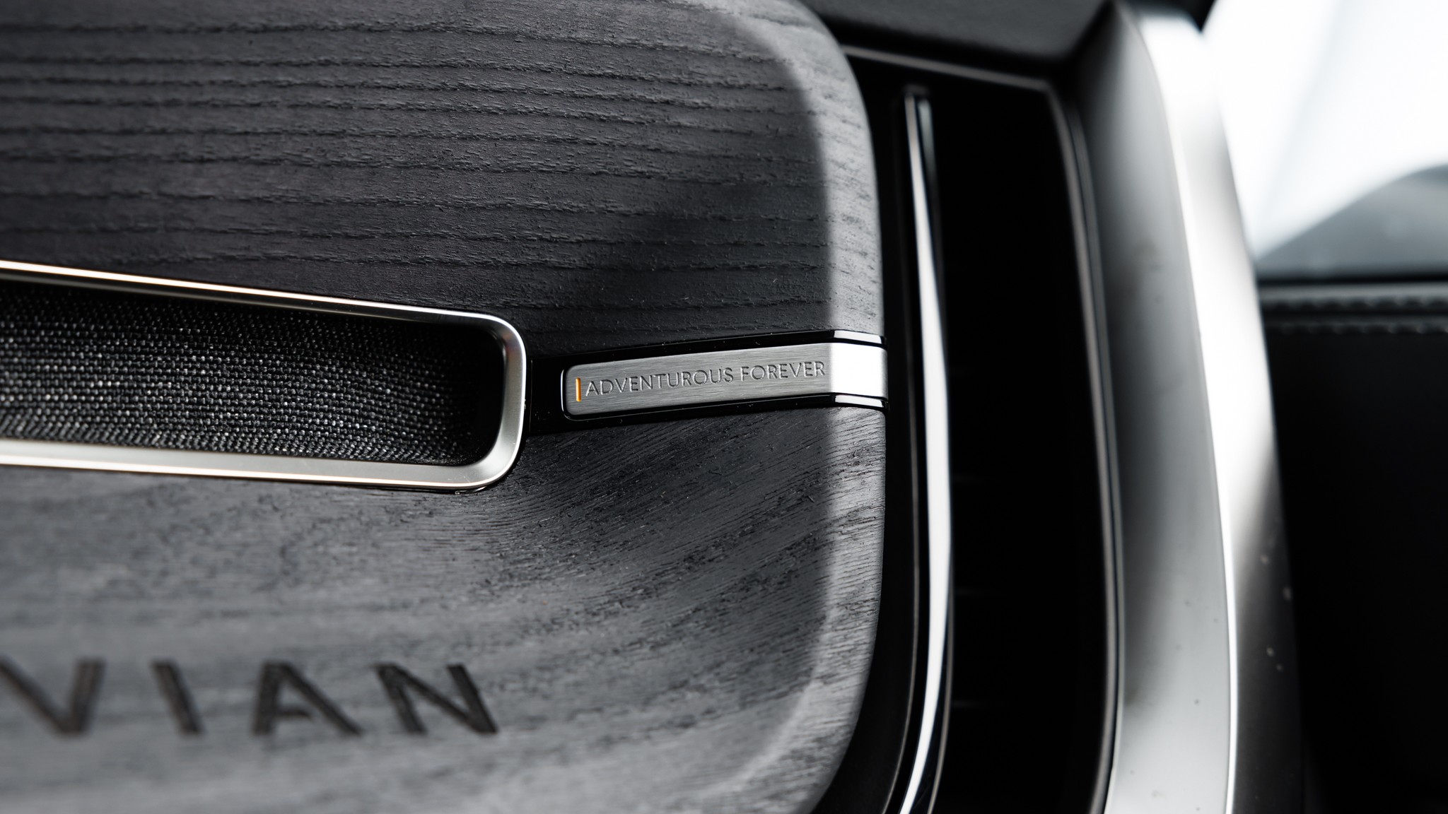 011 2025 Rivian R1S Dual Max