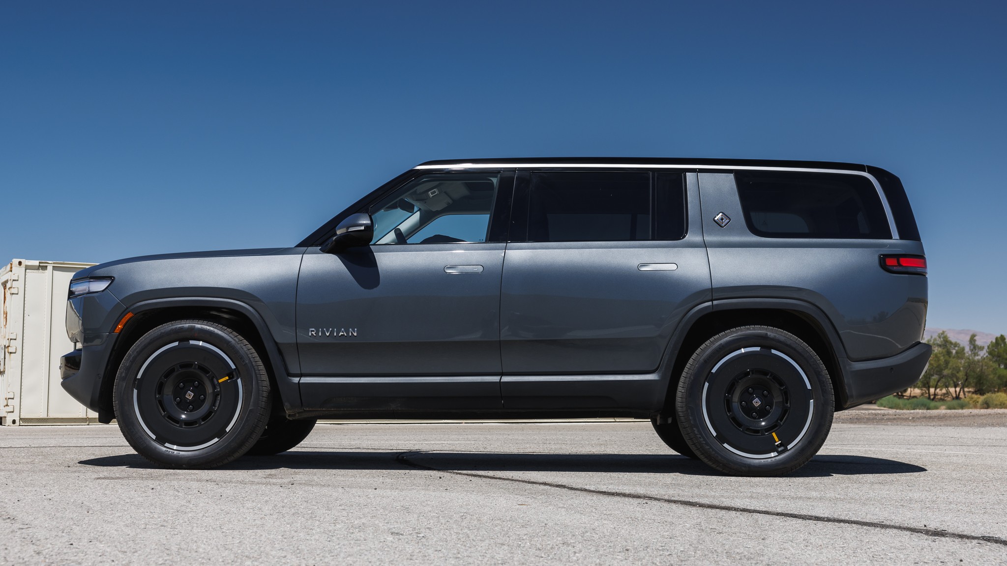 012 2025 Rivian R1S Dual Max side profile