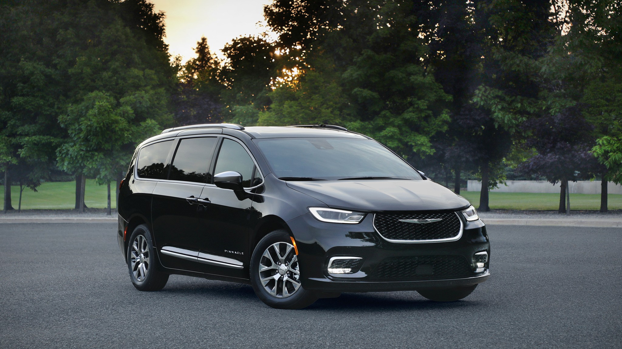 2 2025 Chrysler Pacifica PHEV Hybrid front view