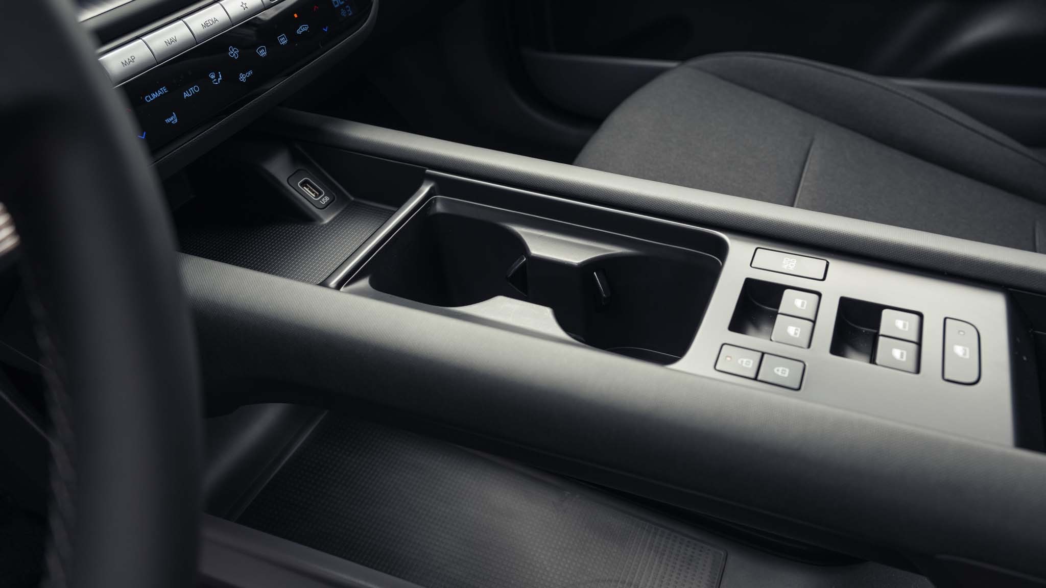 036 2024 hyundai ioniq 6 SE center console