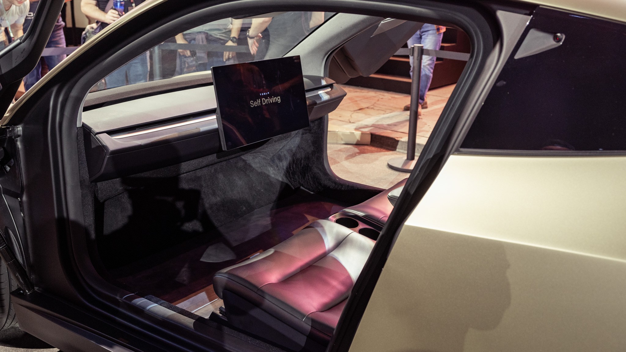 039 2025 Tesla RoboTaxi