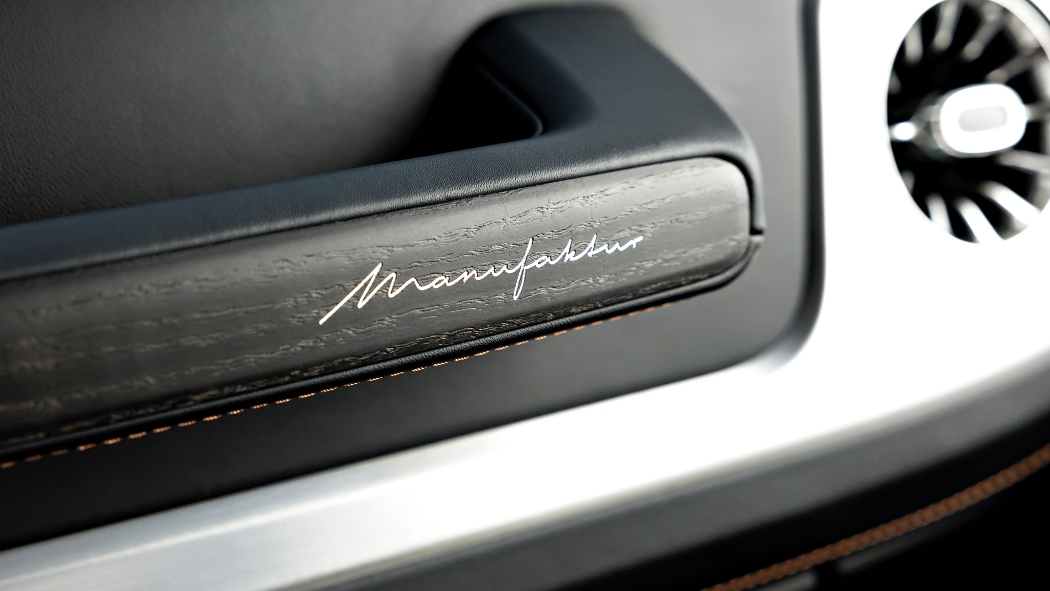 011 2025 Mercedes Benz G550