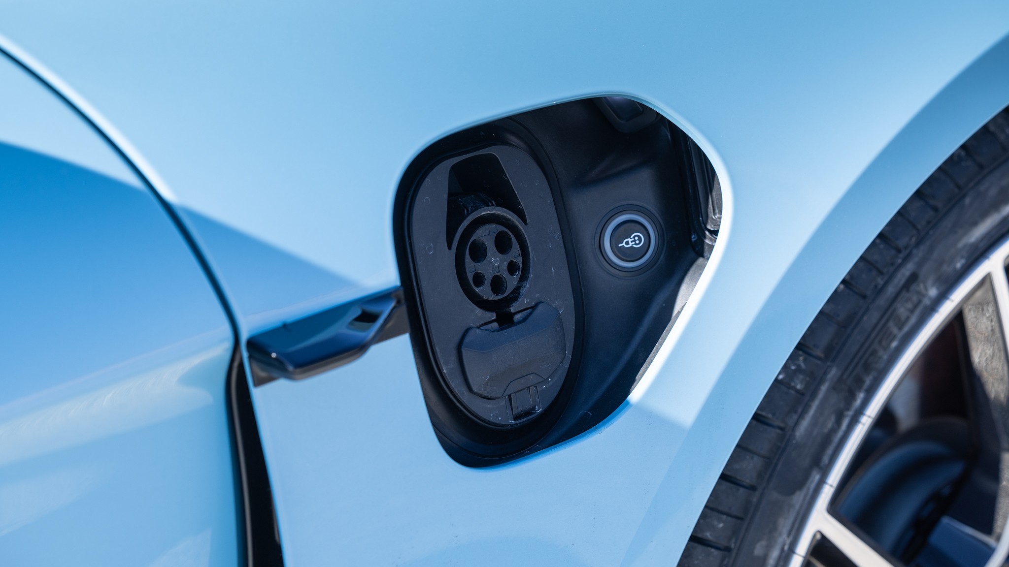 014 2024 Porsche Taycan 4S charging port