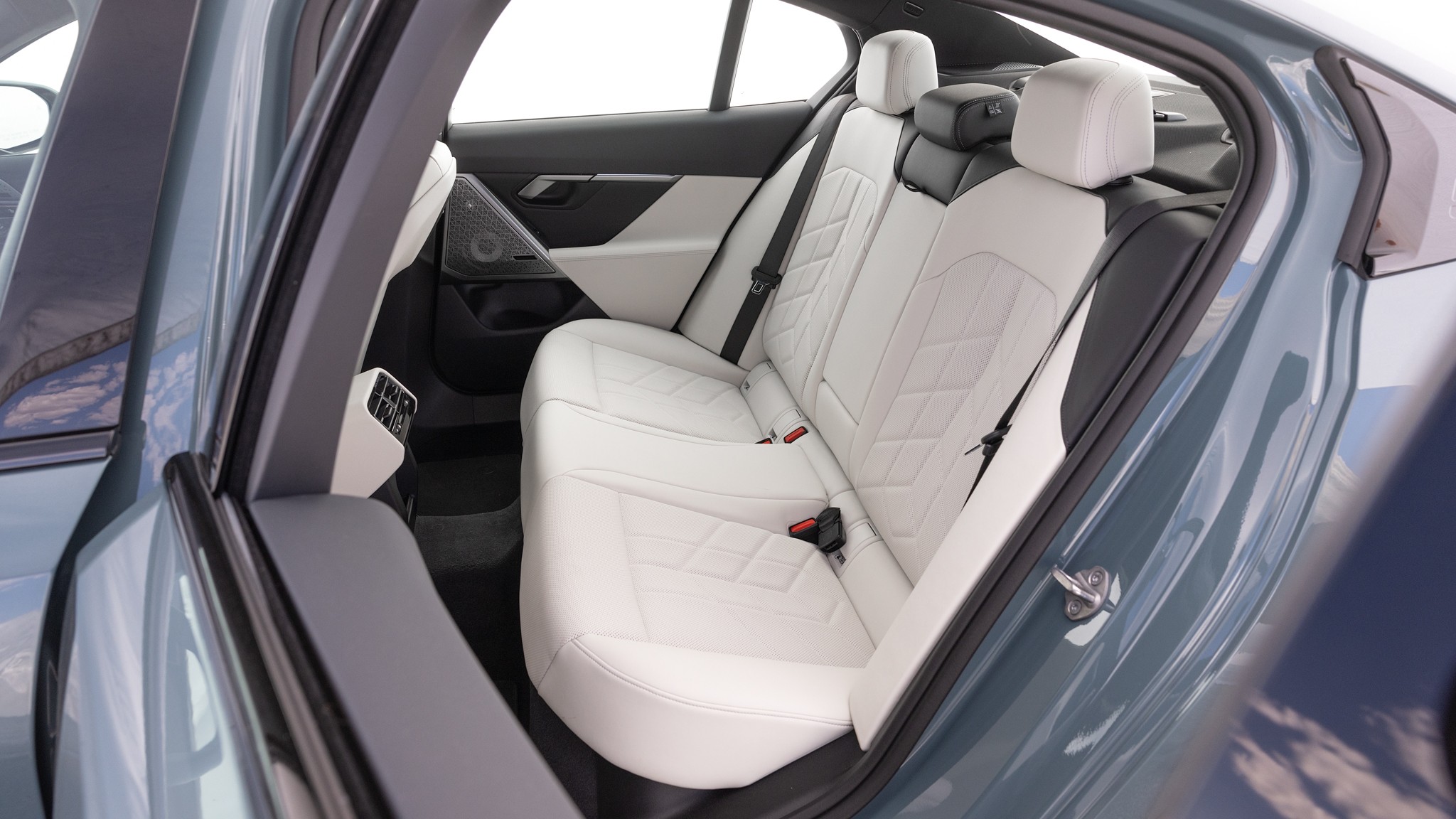 016 2024 BMW i5 eDrive40