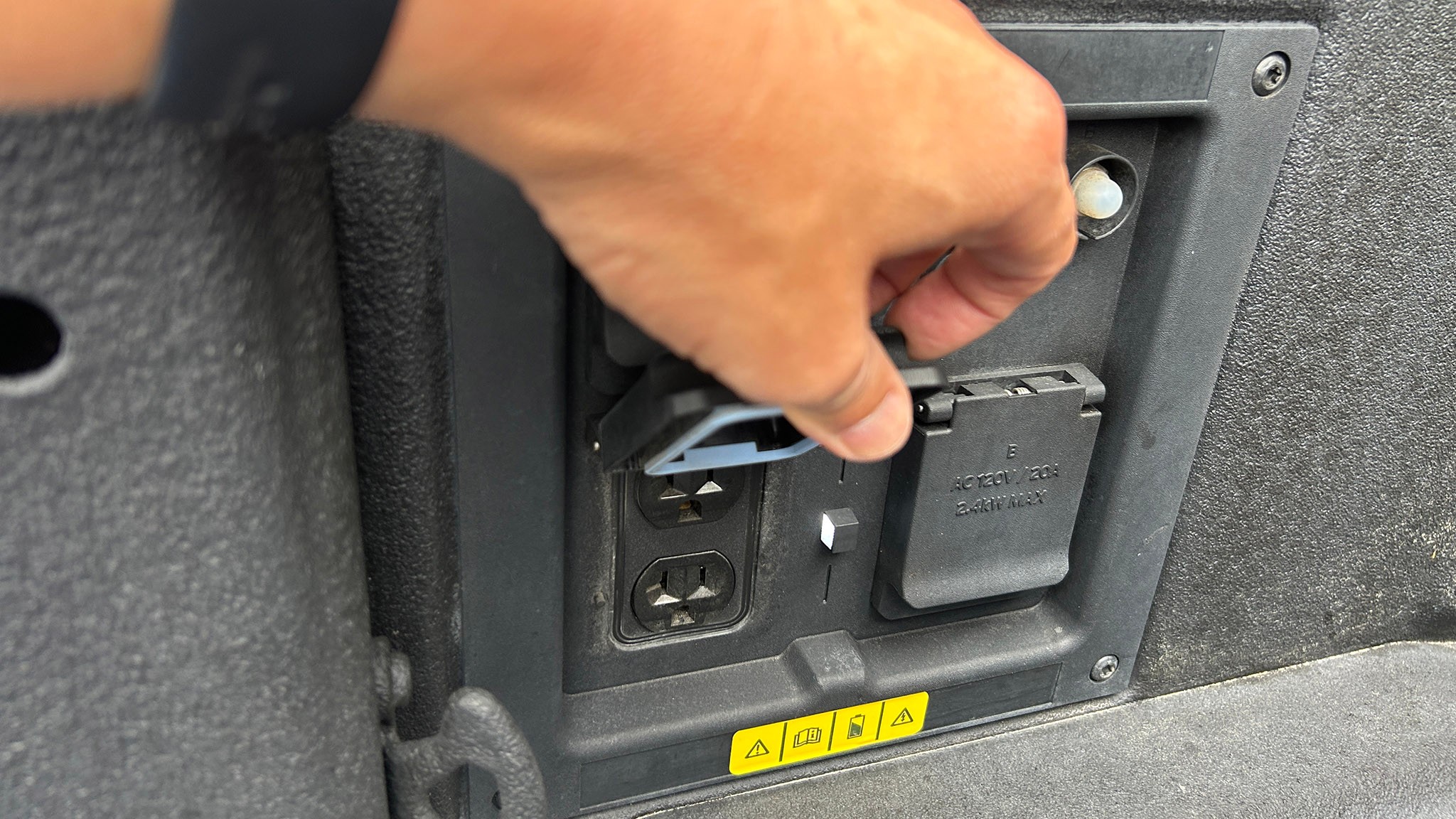 2022 ford f150 lightning 34