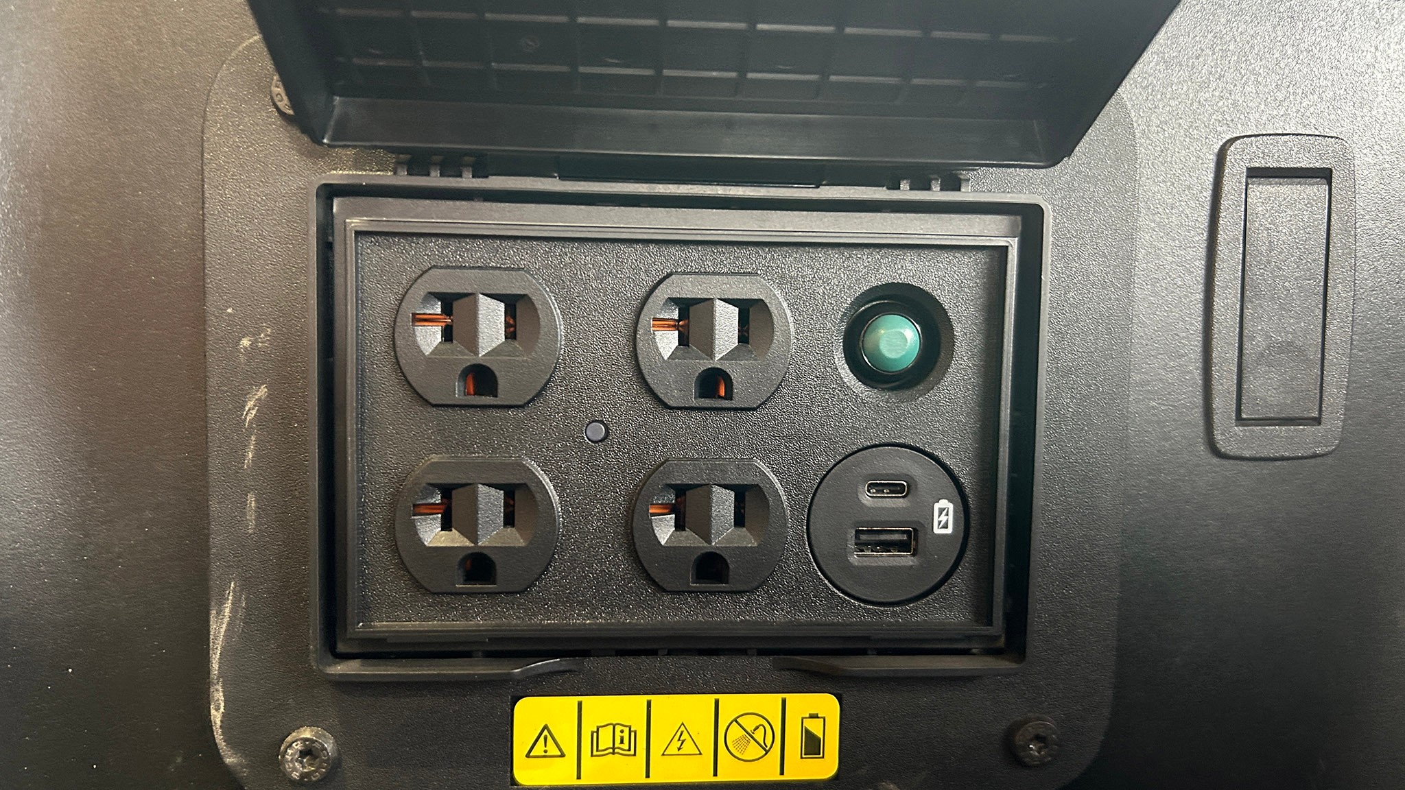 2022 ford f150 lightning 31