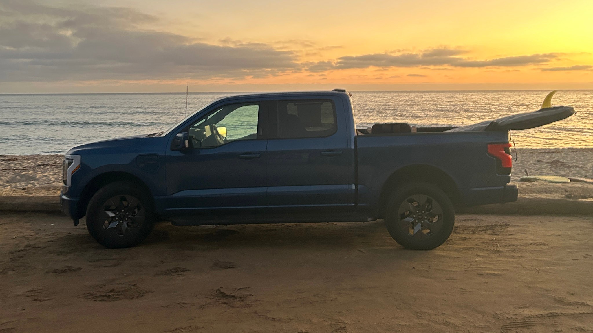 2022 ford f150 lightning 25