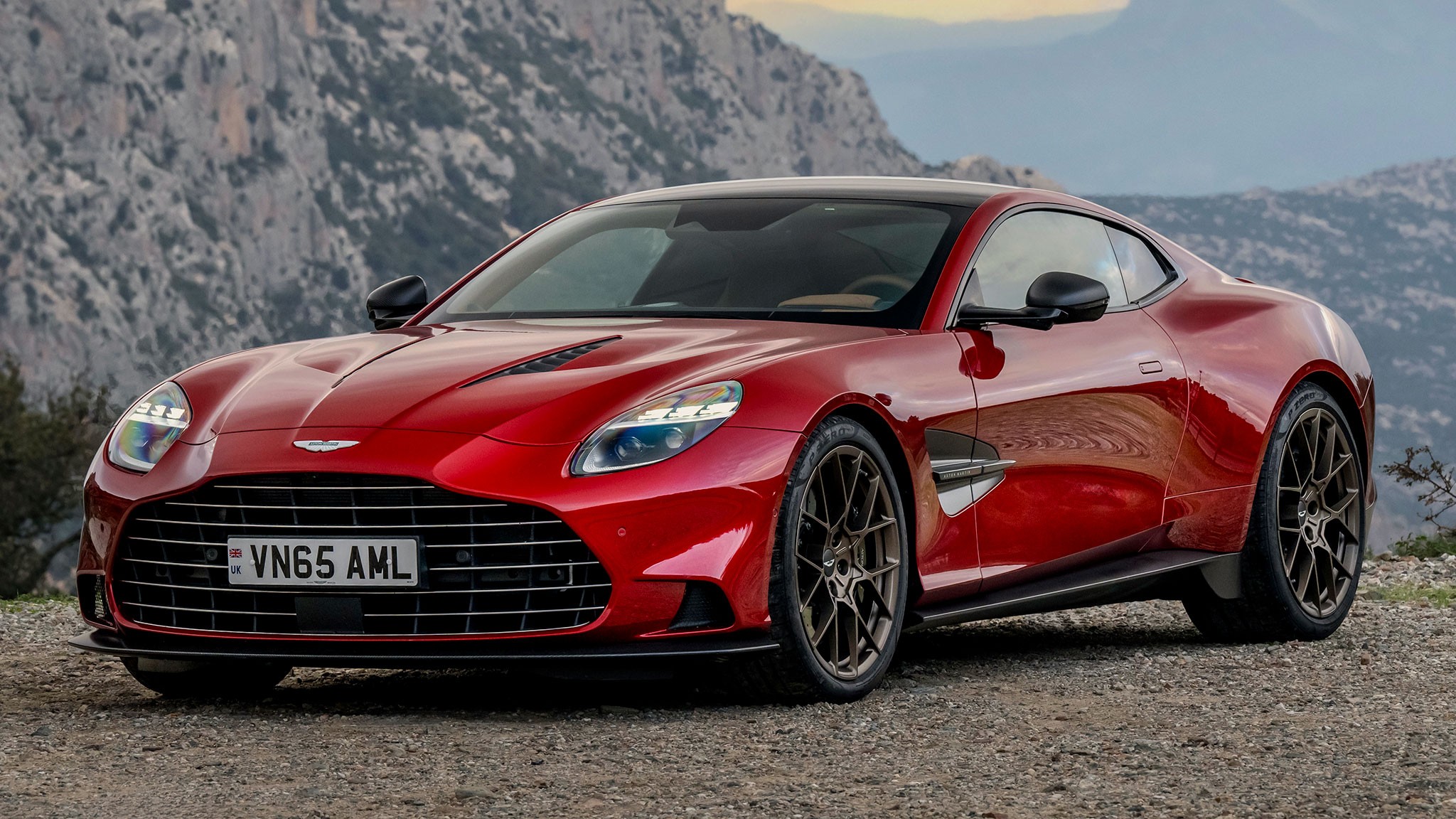 2025 aston martin vanquish 01