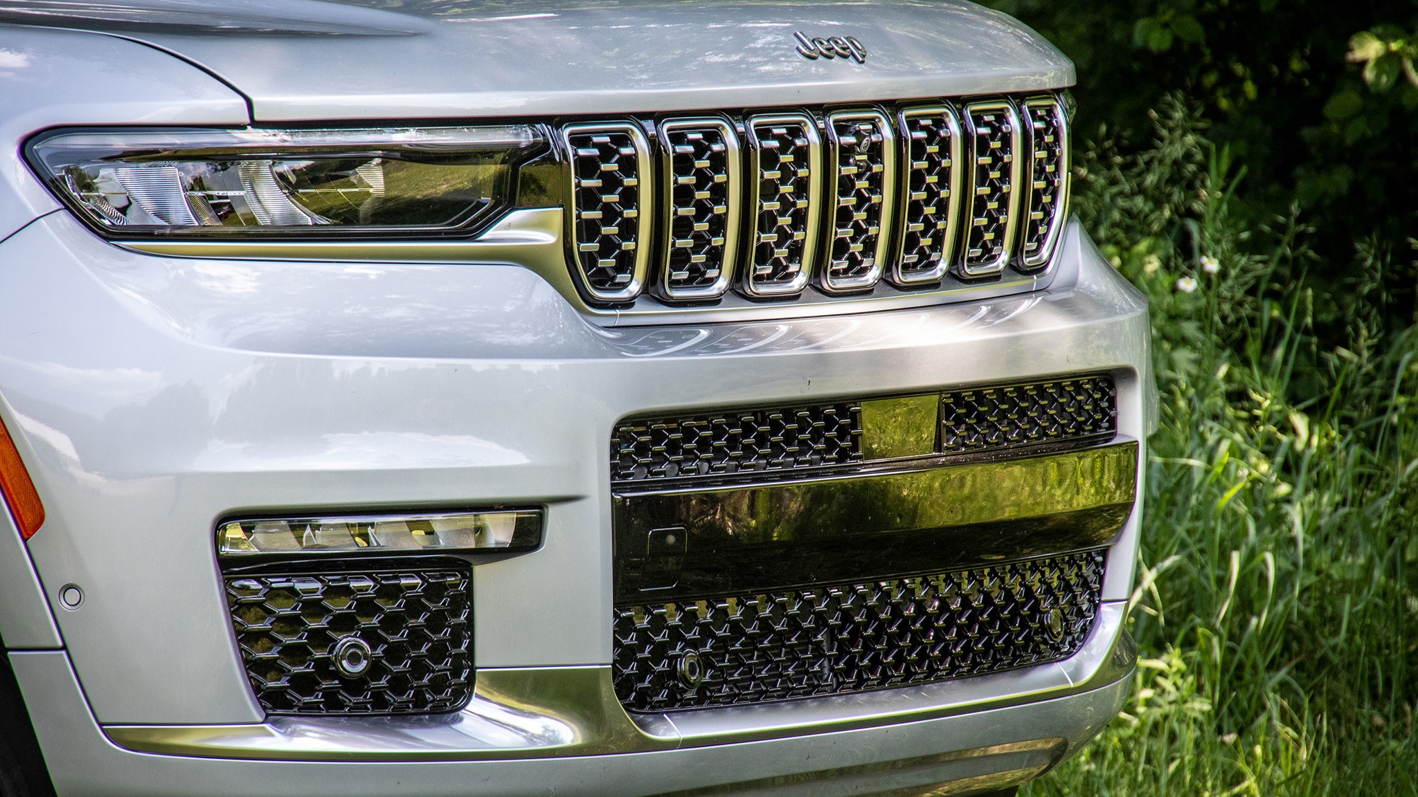 21 2025 Jeep Grand Cherokee L grille