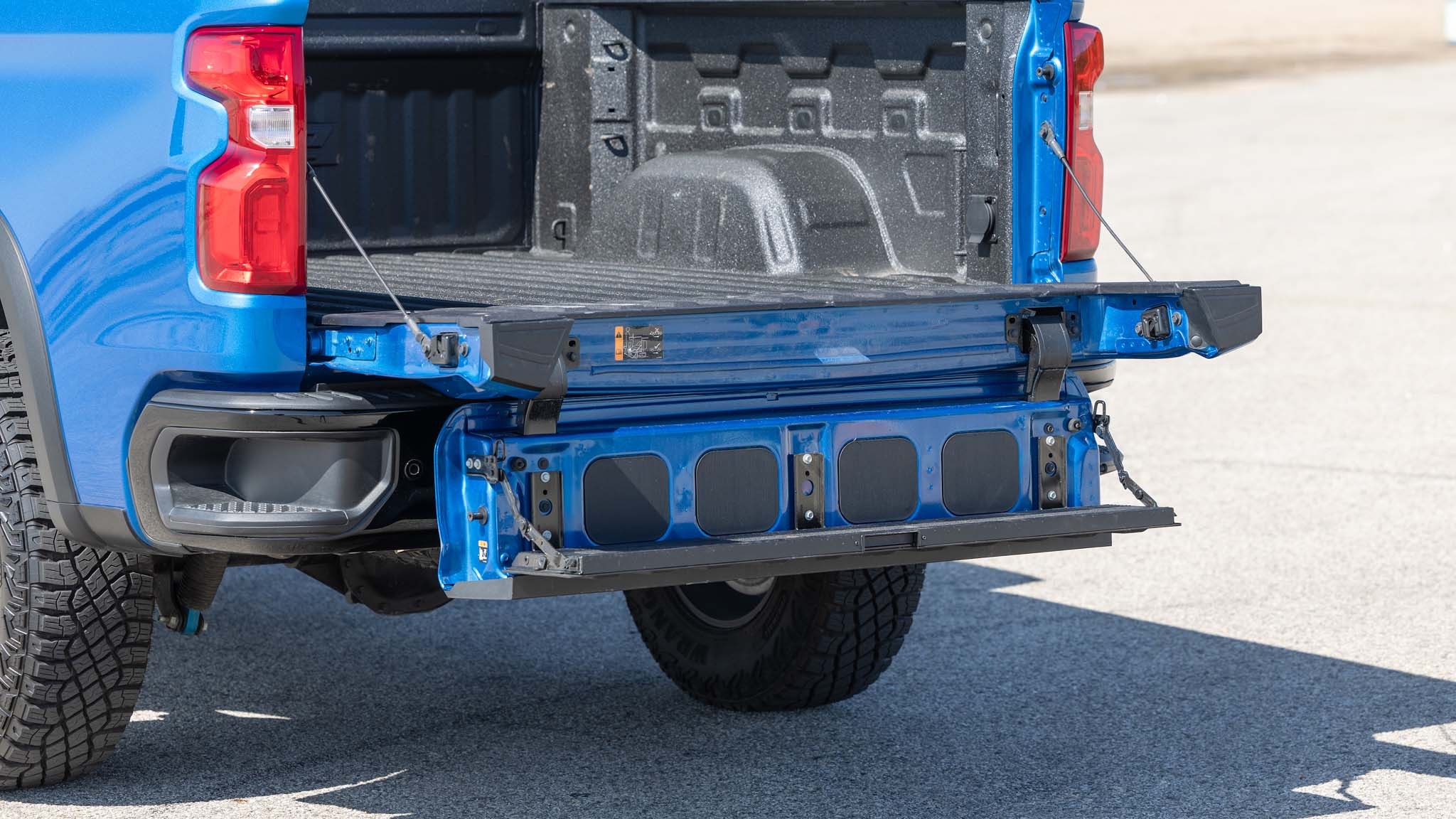 002 2024 Chevrolet Silverado ZR2 Multi Flex Tailgate