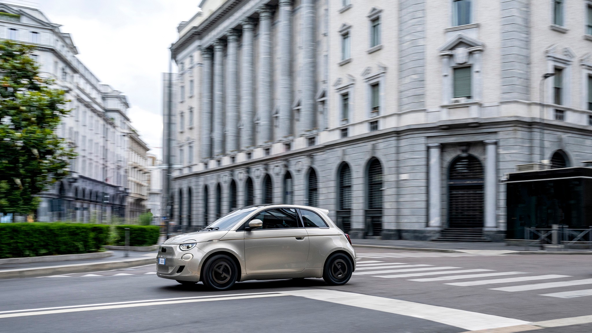 2025 Fiat 500e Giorgo Armani Edition   21
