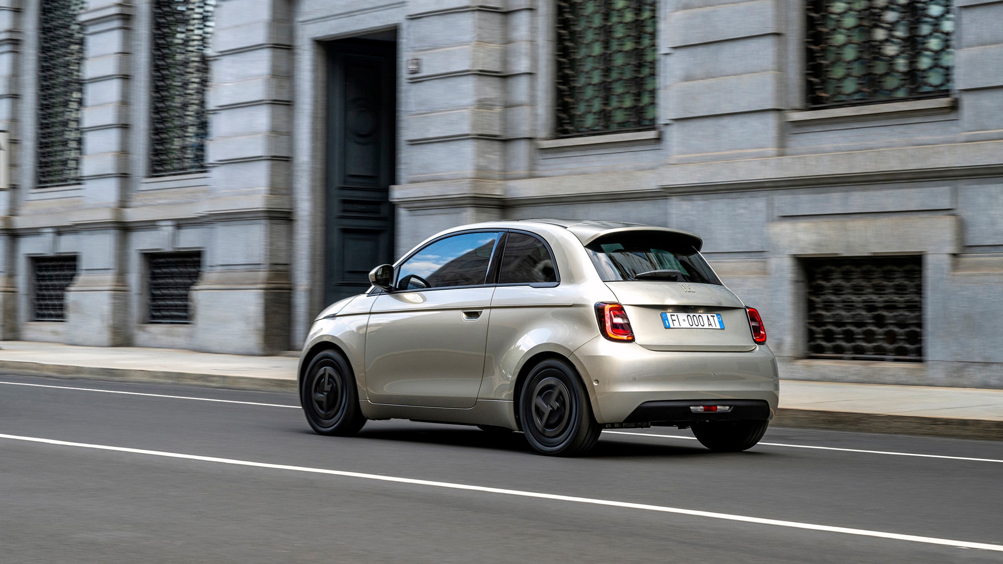 2025 Fiat 500e Giorgo Armani Edition   31
