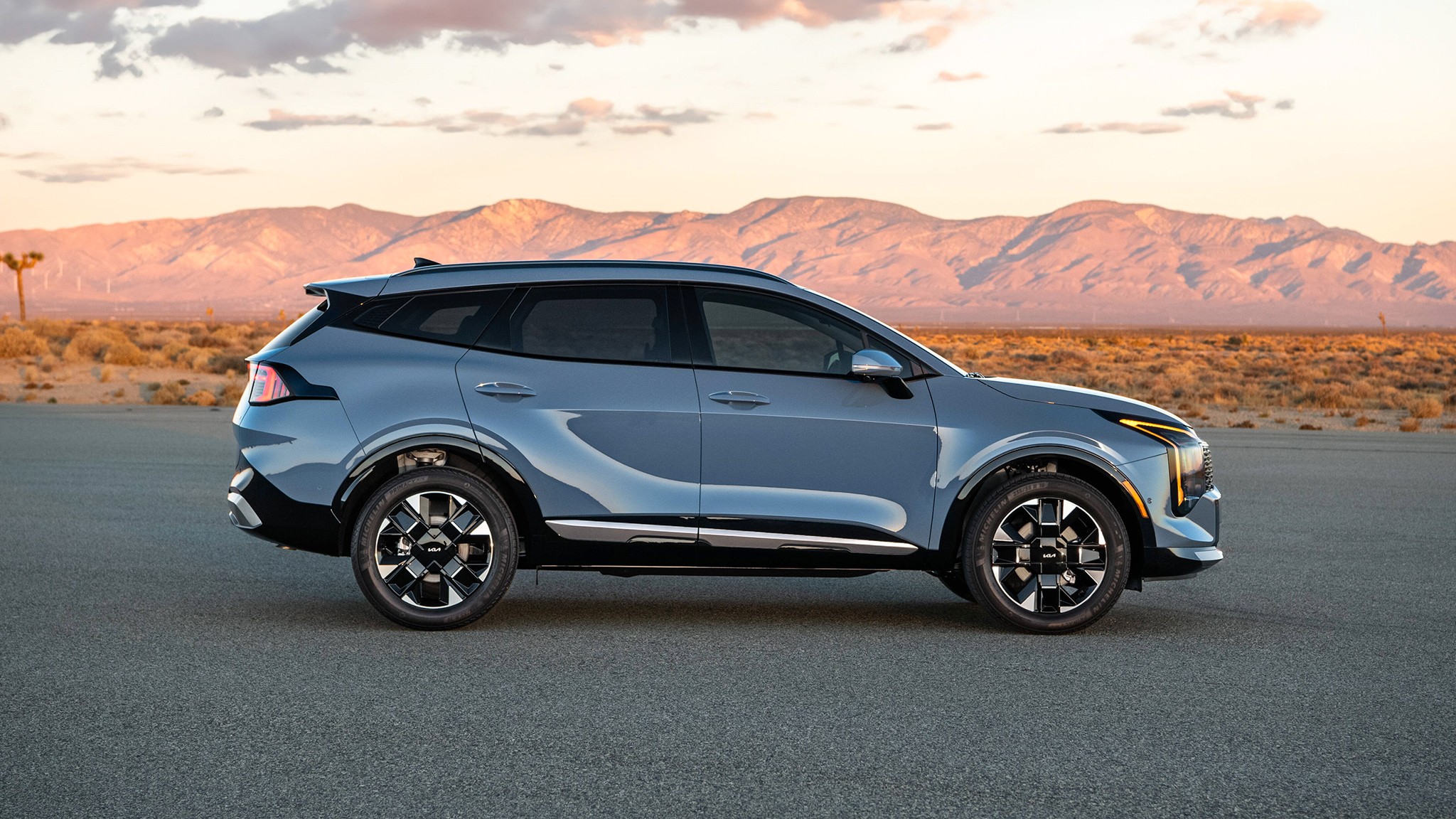 3 2026 Kia Sportage HEV side view