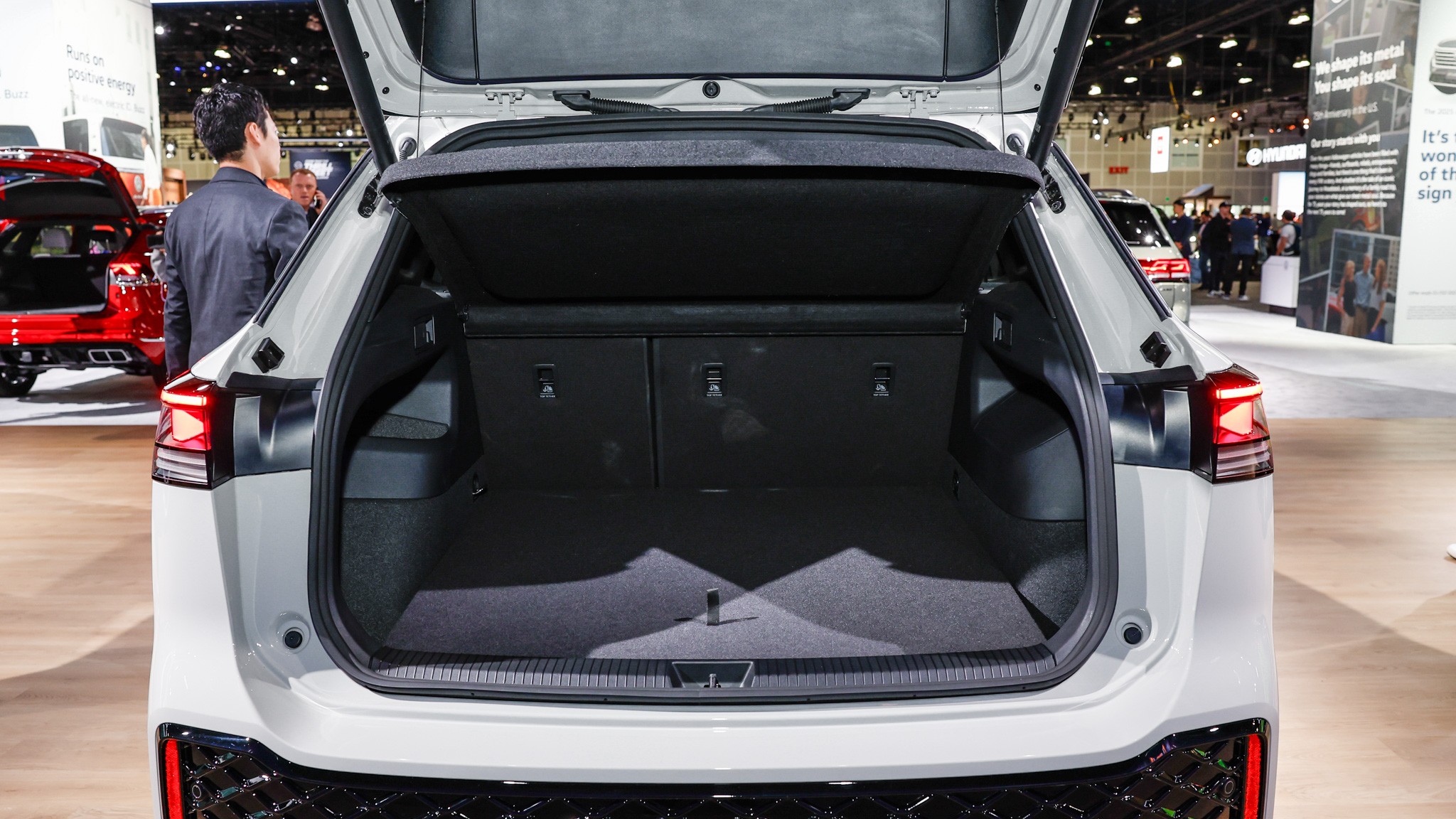 2025 Volkswagen Tiguan LA auto show debut 13