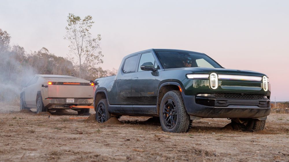 002 TugOfWar Cyberbeast vs R1T TOTY 2025