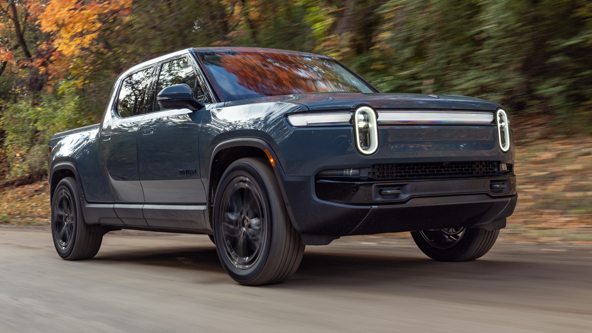 001 2025 Rivian R1T Quad Front Three Quarter Motion LEAD