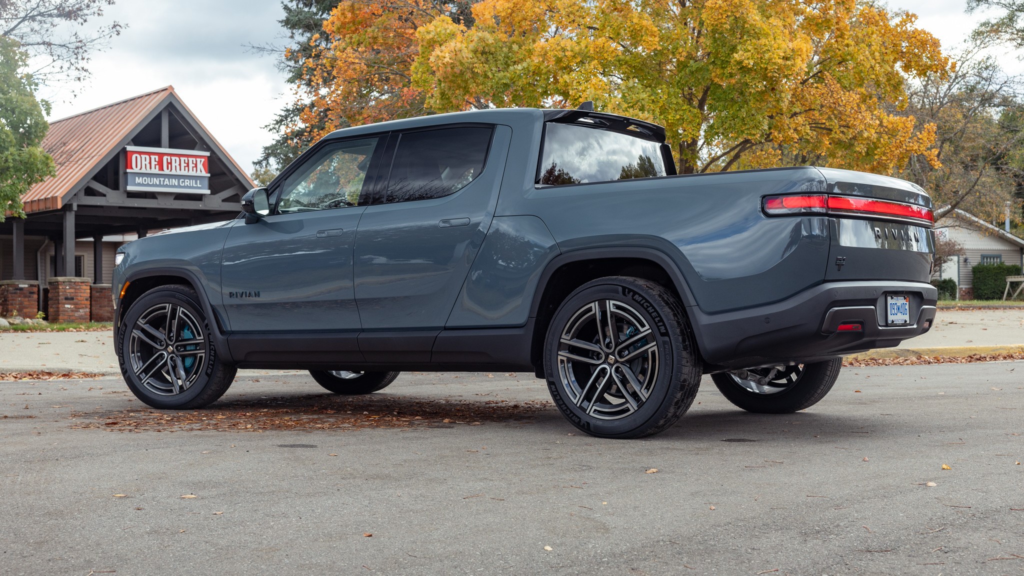 005 2025 Rivian R1T Quad Rear Three Quarter Static