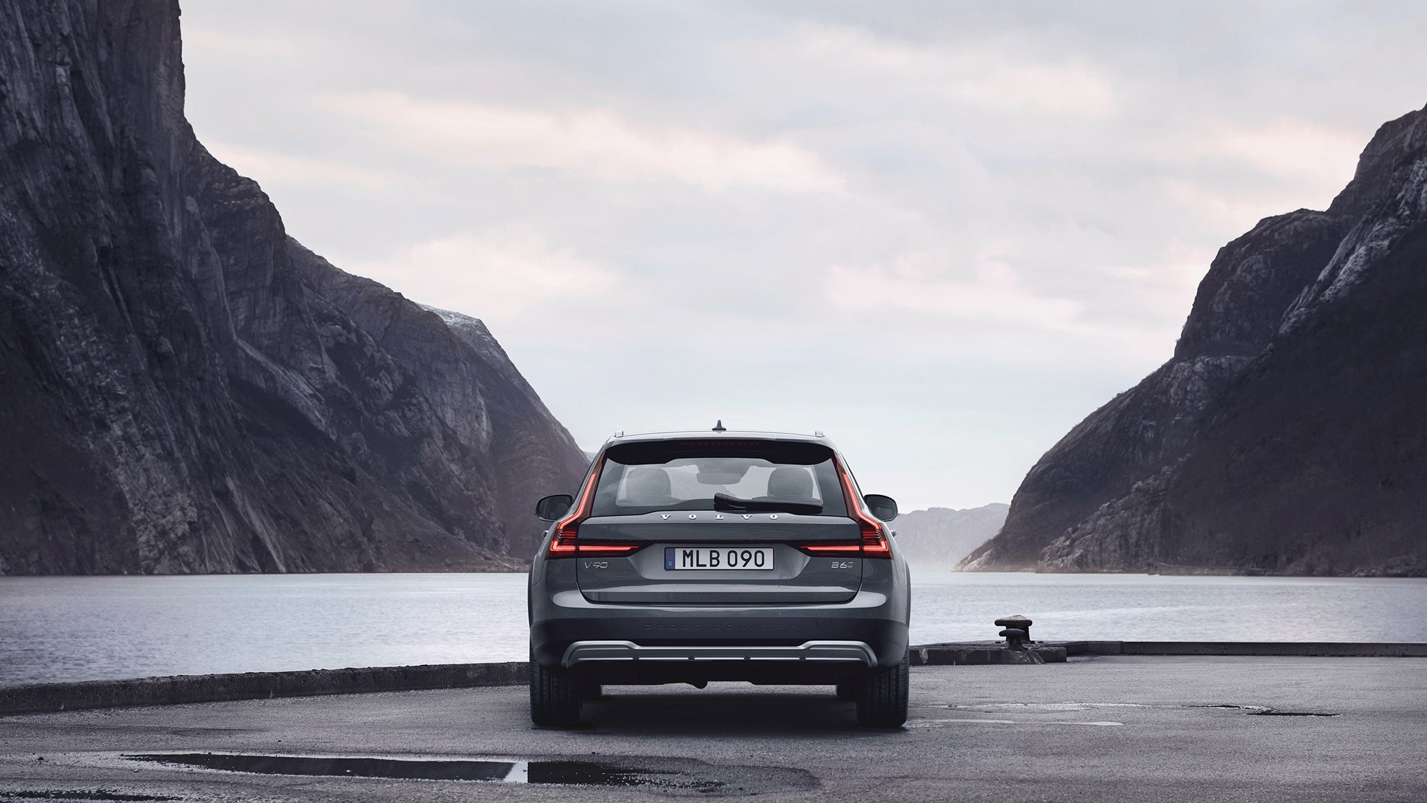 5 2025 Volvo V90 cross country rear view