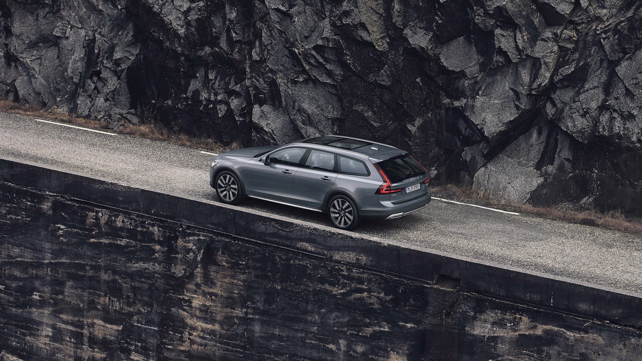 6 2025 Volvo V90 cross country rear view