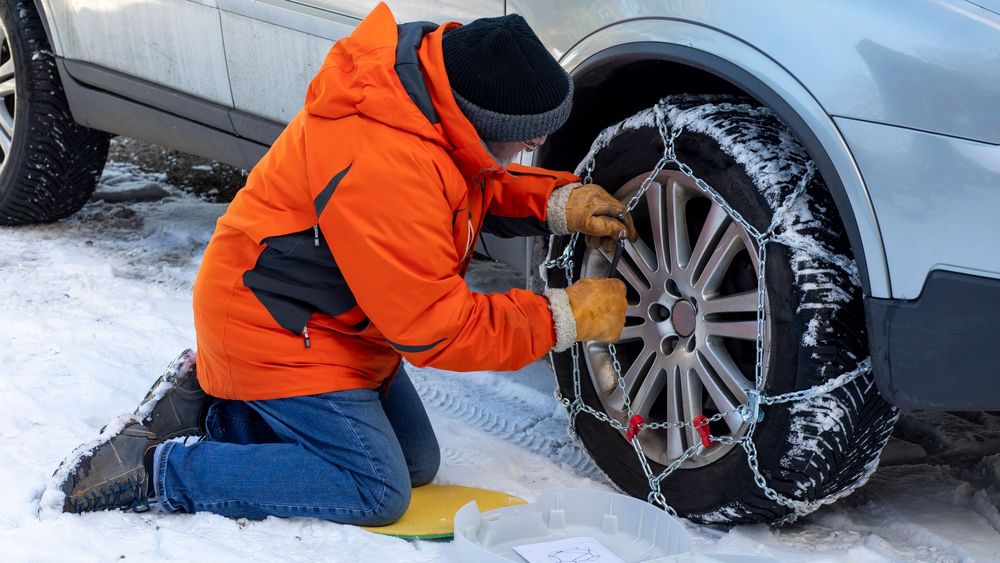 006 winter driving tips putting on chains