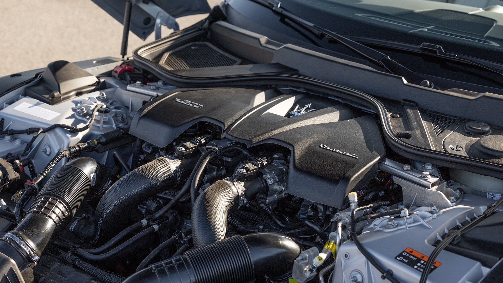 032 2025 Maserati GranCabrio Trofeo engine