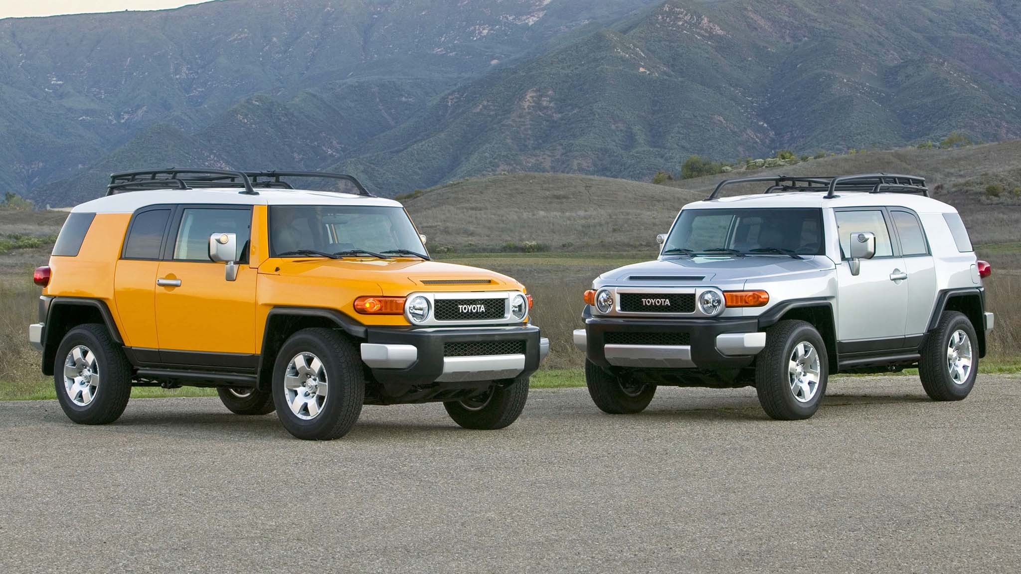 003 2007 toyota fj cruiser yellow silver front three quarters mountains