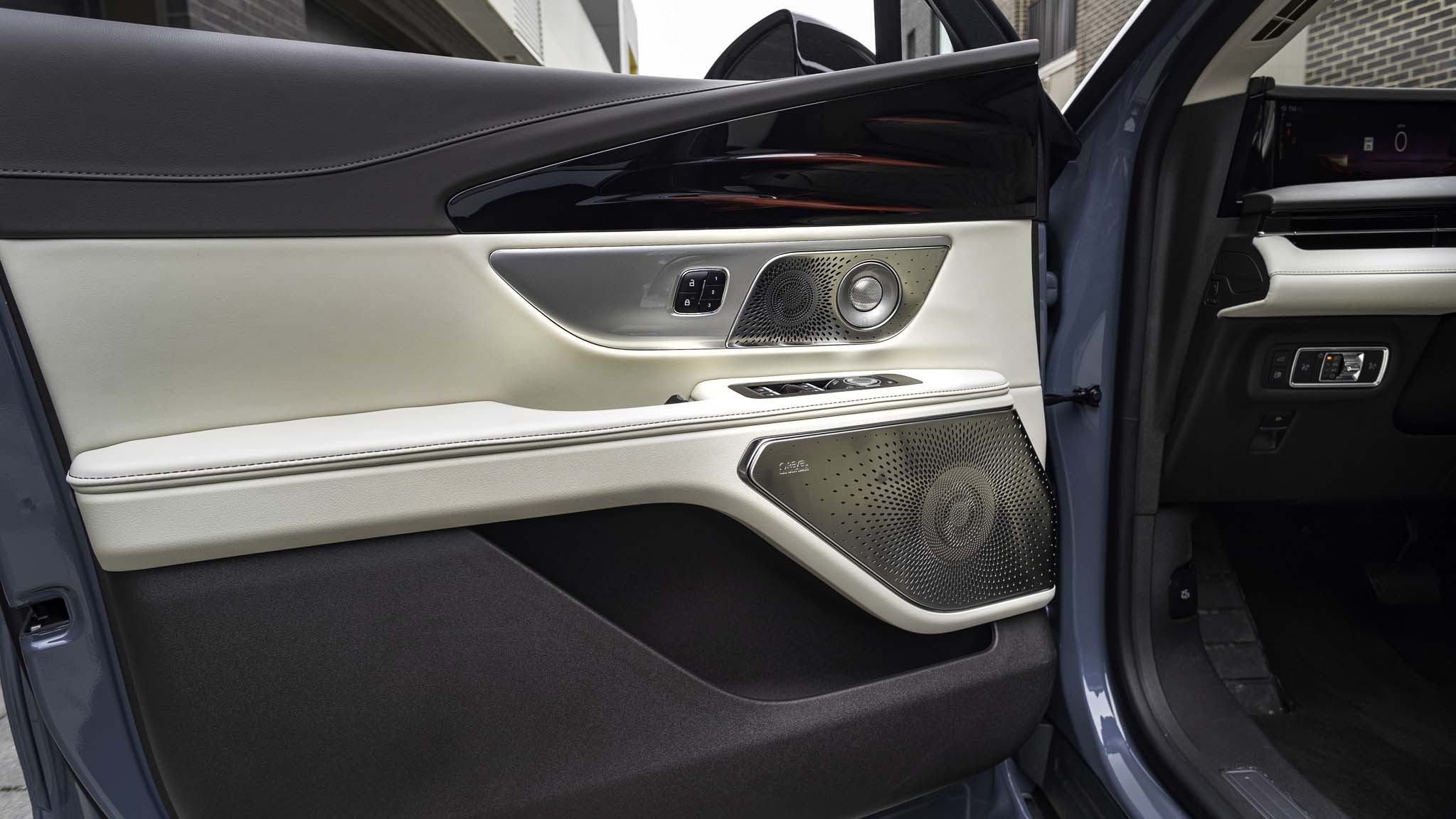 037 2025 Lincoln Nautilus Nautilus Black Label Hybrid AWD