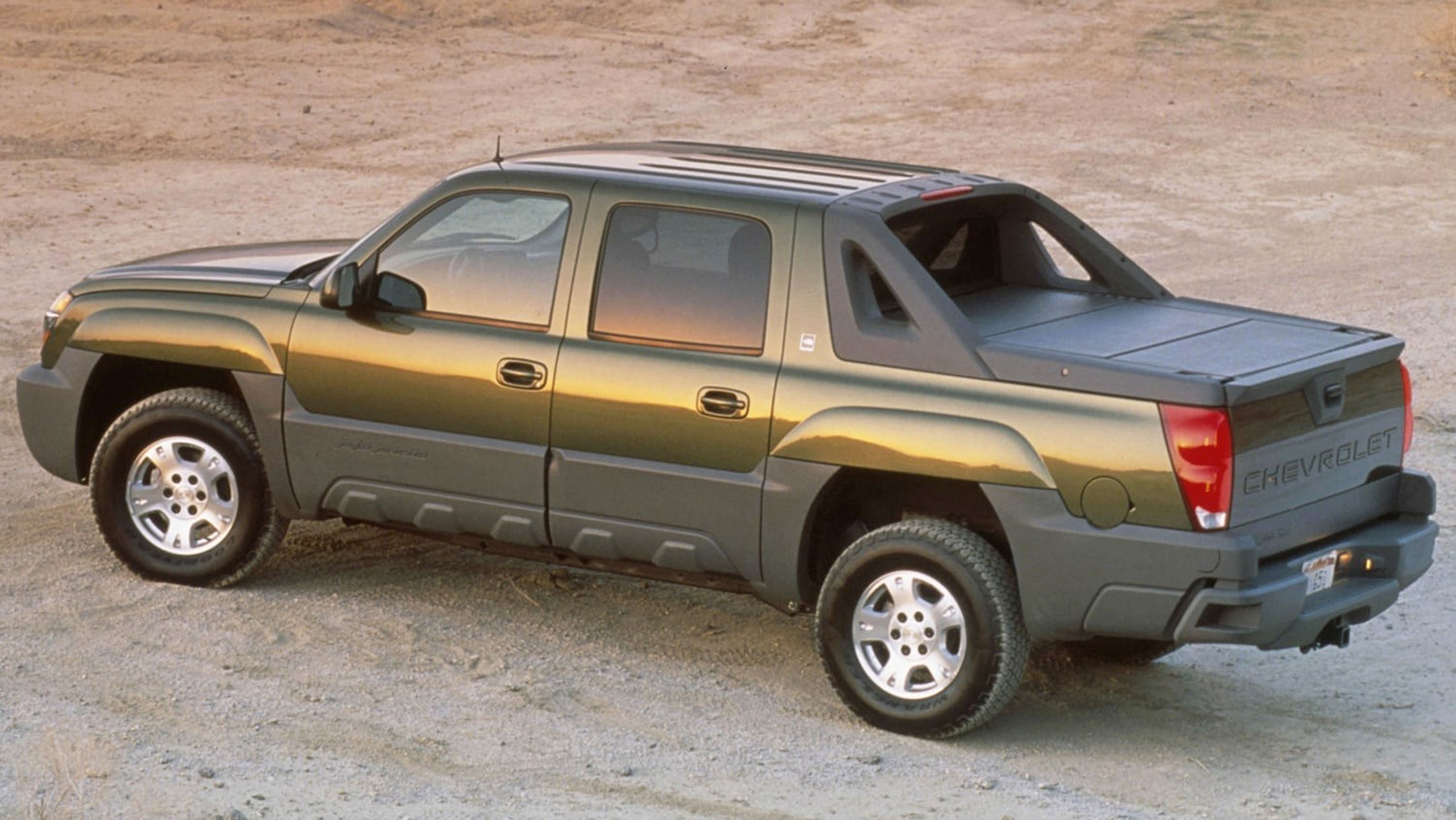 005 ugly truck chevy avalanche green side view
