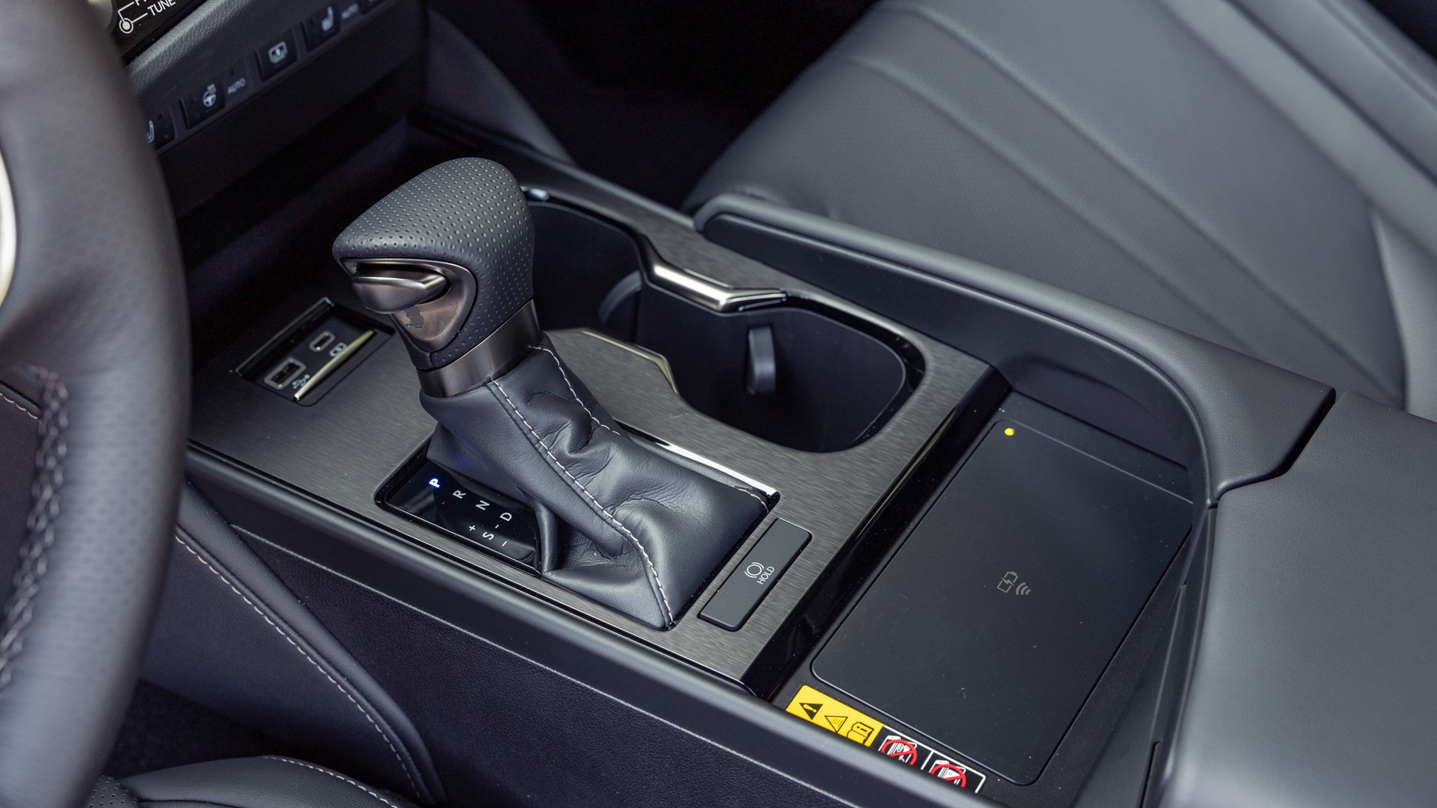 022 2024 Lexus ES350 Black Line center console