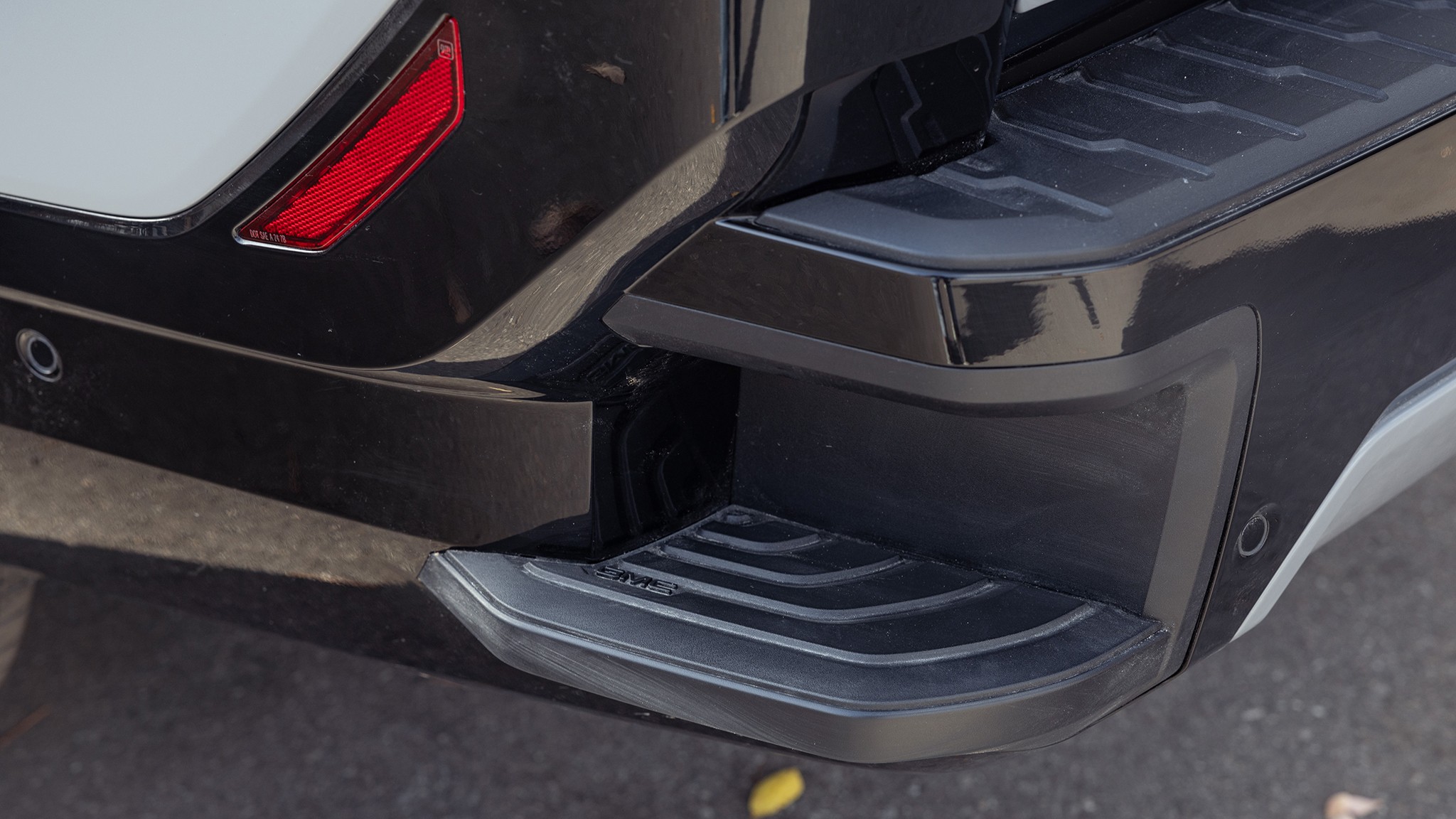 18 2025 GMC Sierra EV Denali bumper step